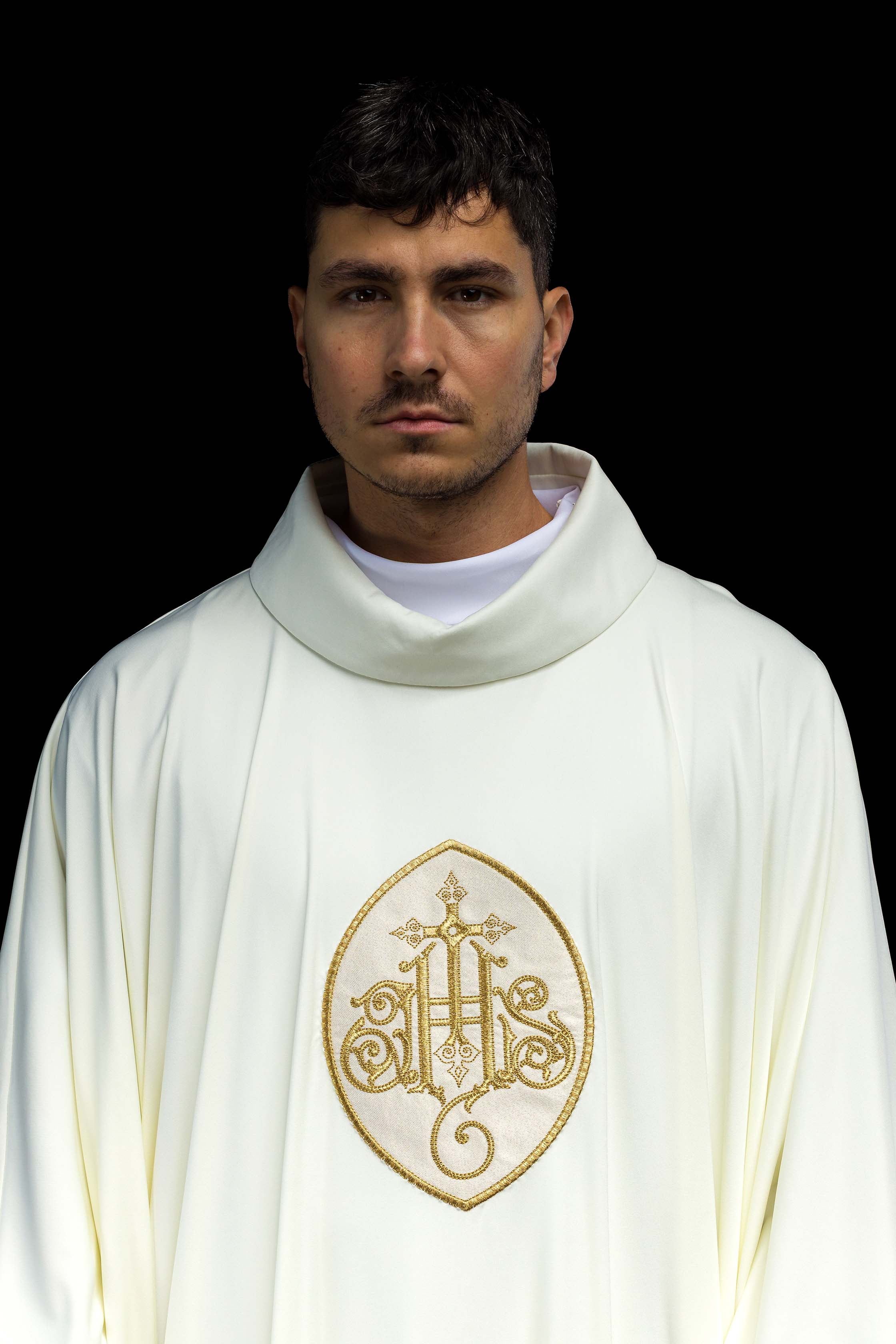 Chasuble brodée avec IHS