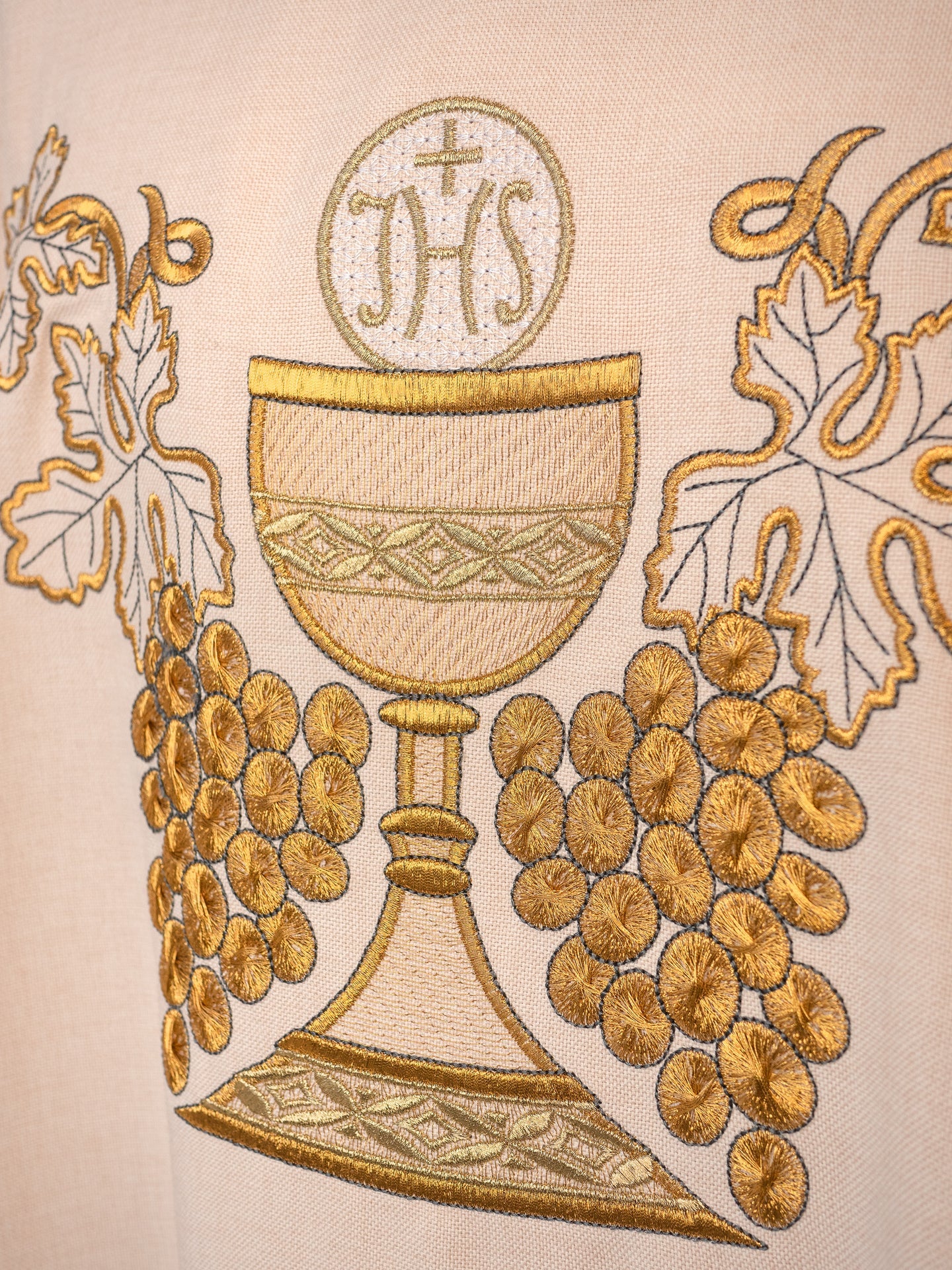 Chasuble écrue brodée avec calice et grappes de raisin