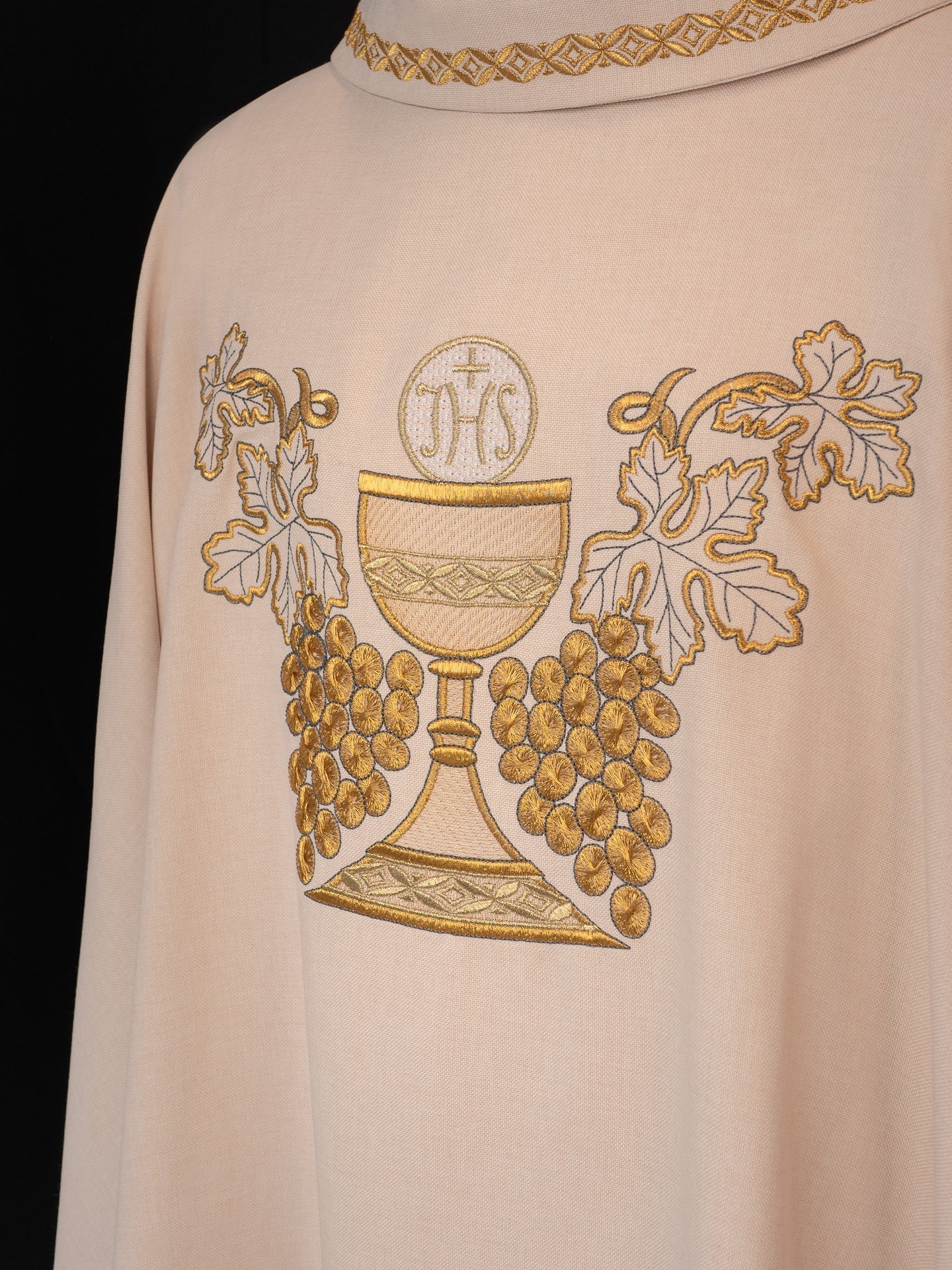 Chasuble écrue brodée avec calice et grappes de raisin