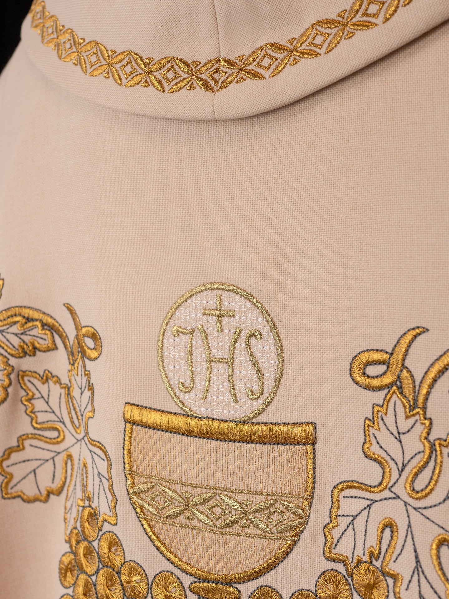 Chasuble écrue brodée avec calice et grappes de raisin