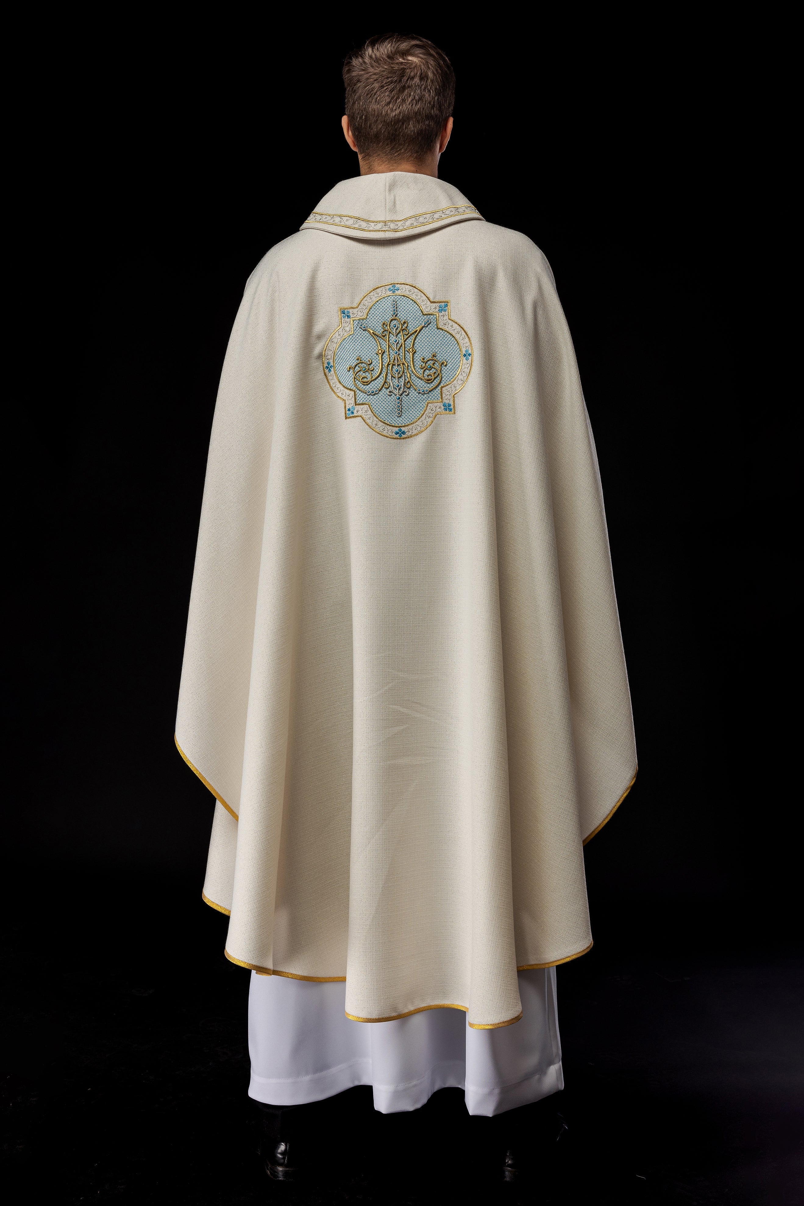 Chasuble brodée avec motif marial écru