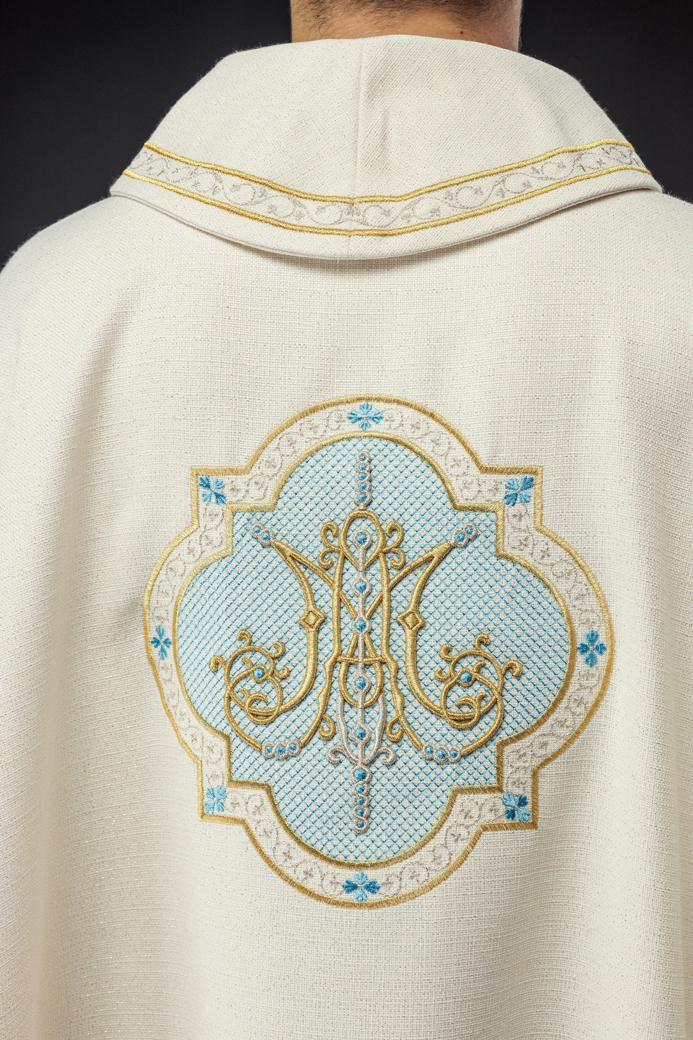 Chasuble brodée avec motif marial écru