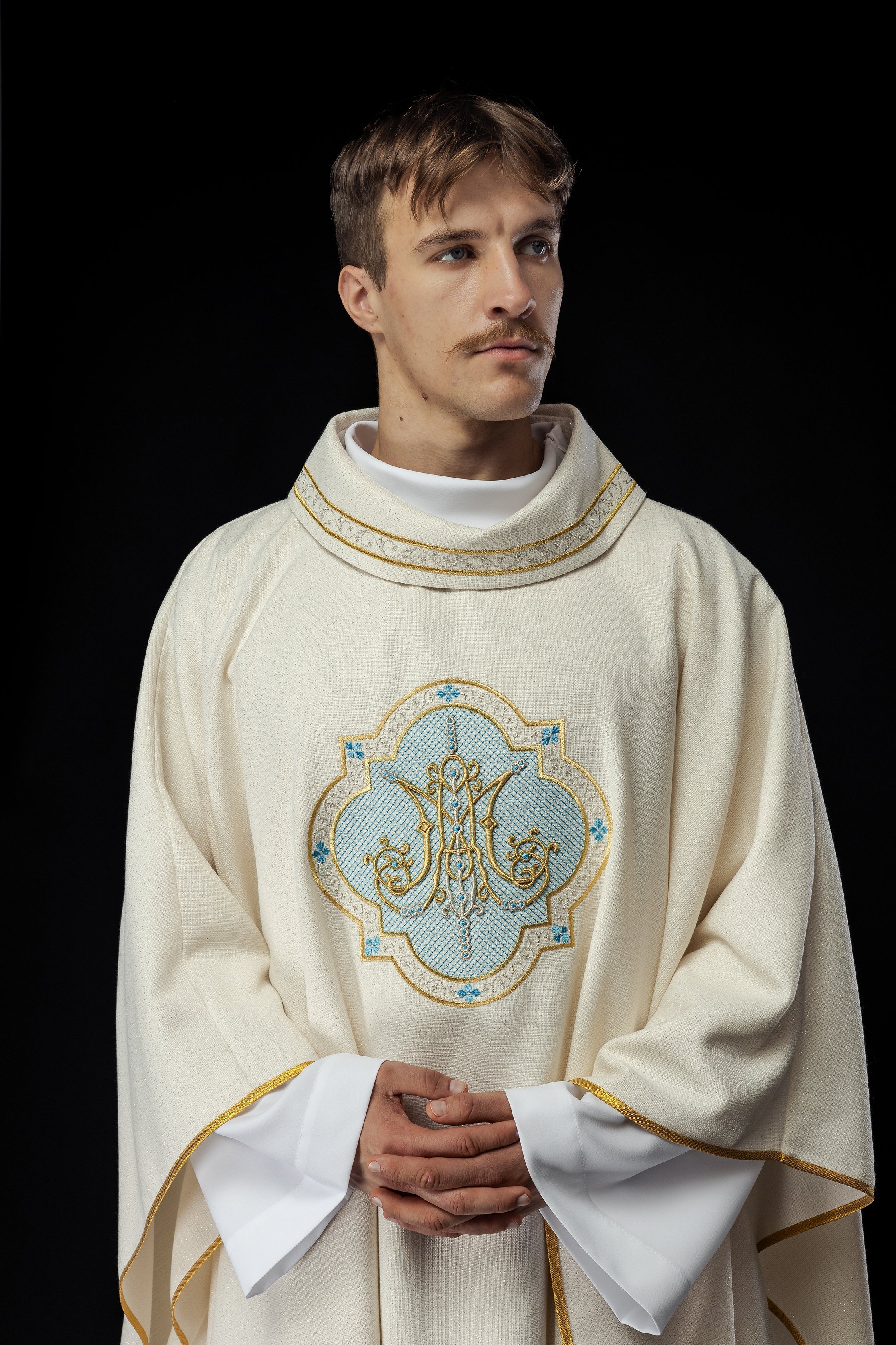 Chasuble brodée avec motif marial écru