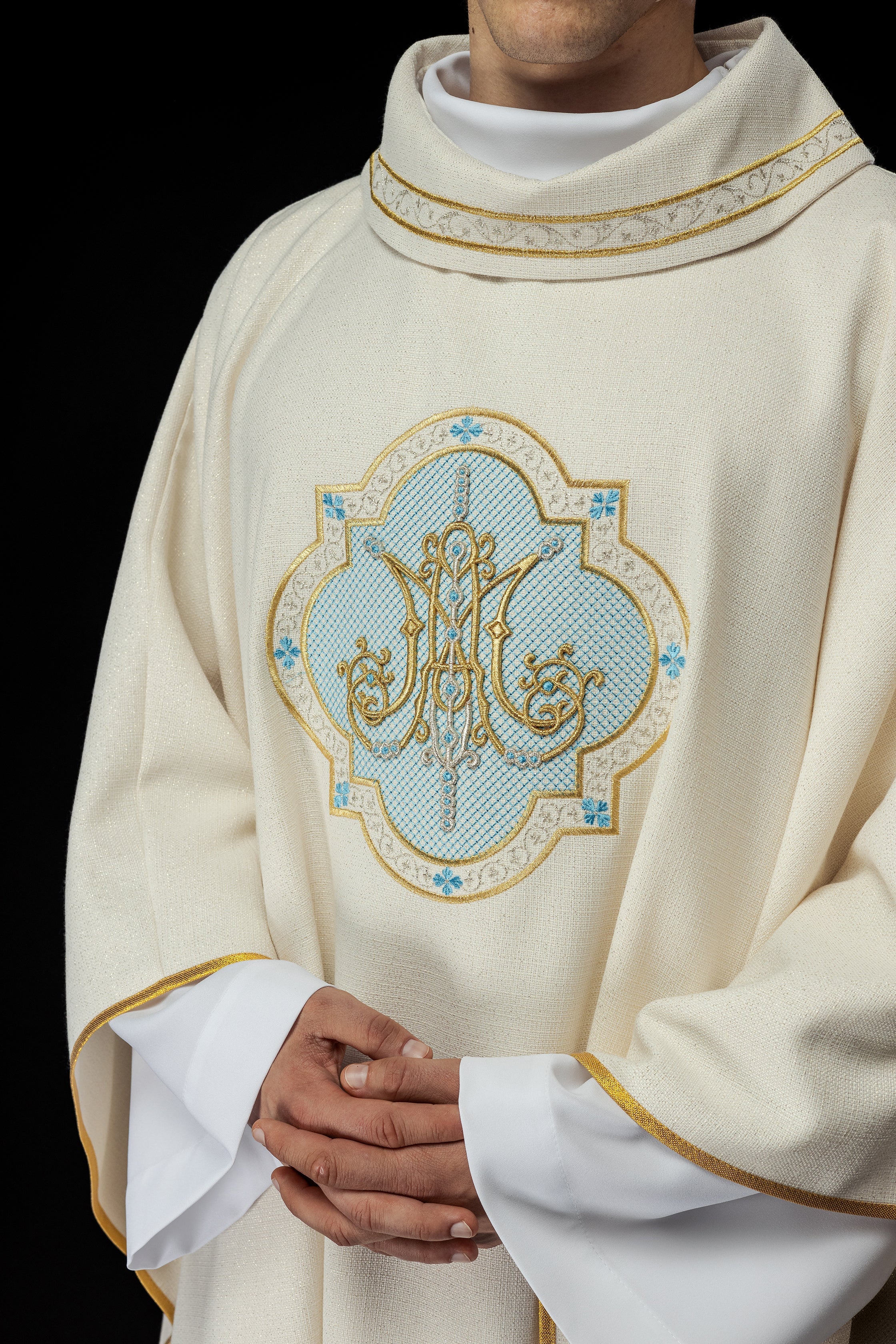 Chasuble brodée avec motif marial écru