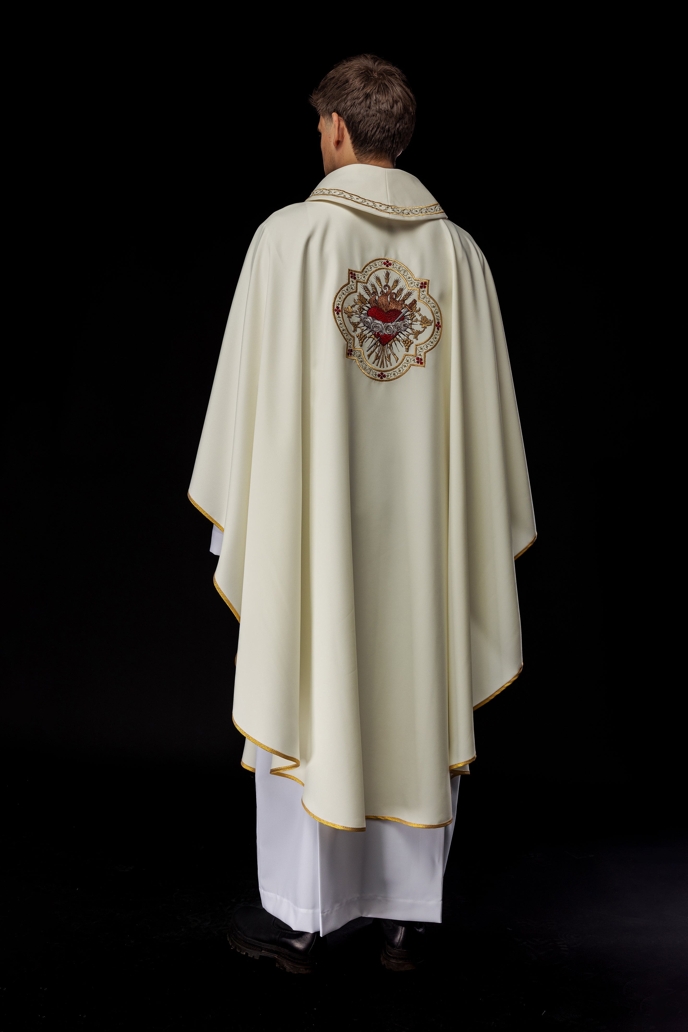 Chasuble brodée avec le motif du Cœur Immaculé de Marie