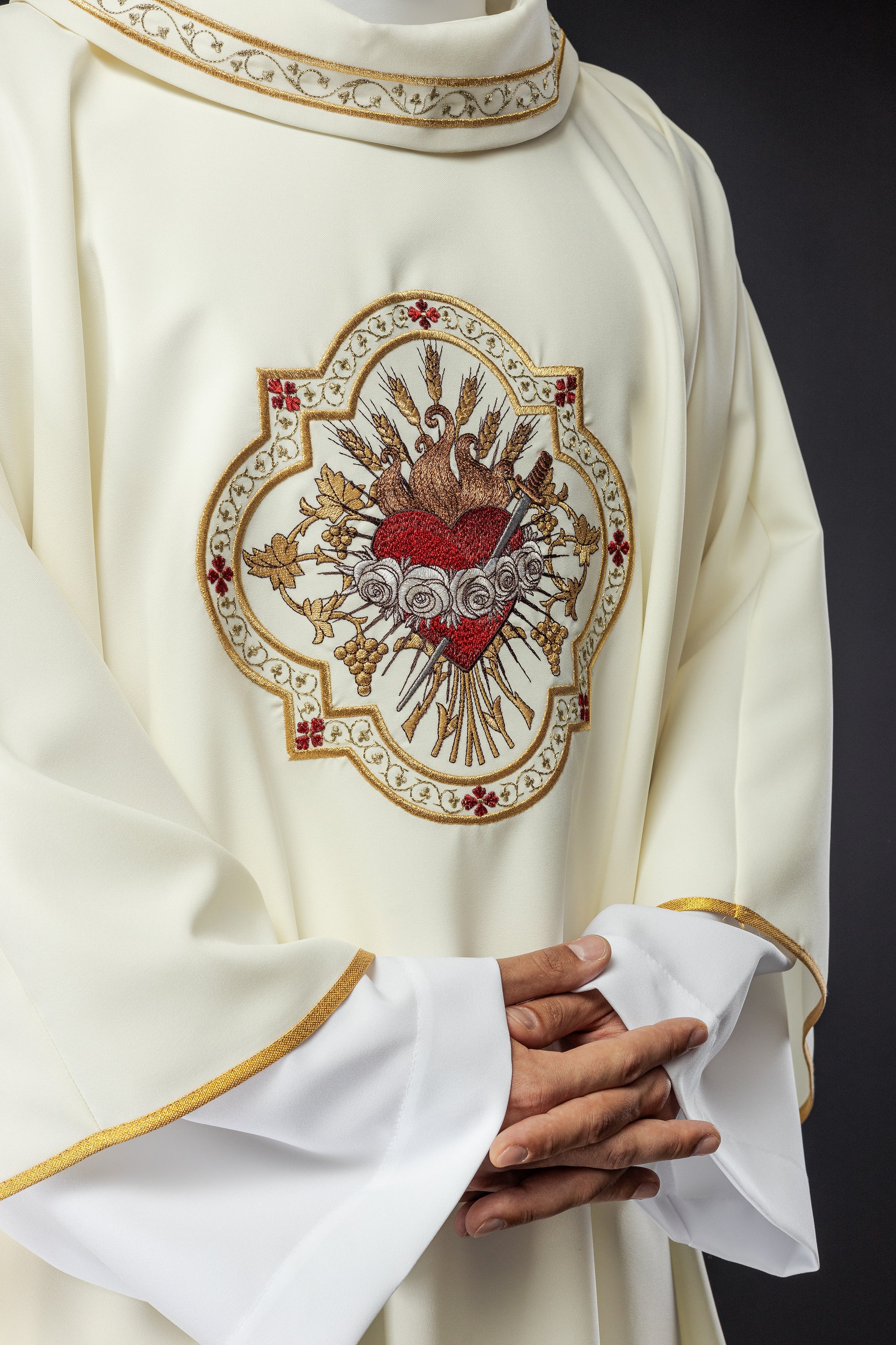 Chasuble brodée avec le motif du Cœur Immaculé de Marie