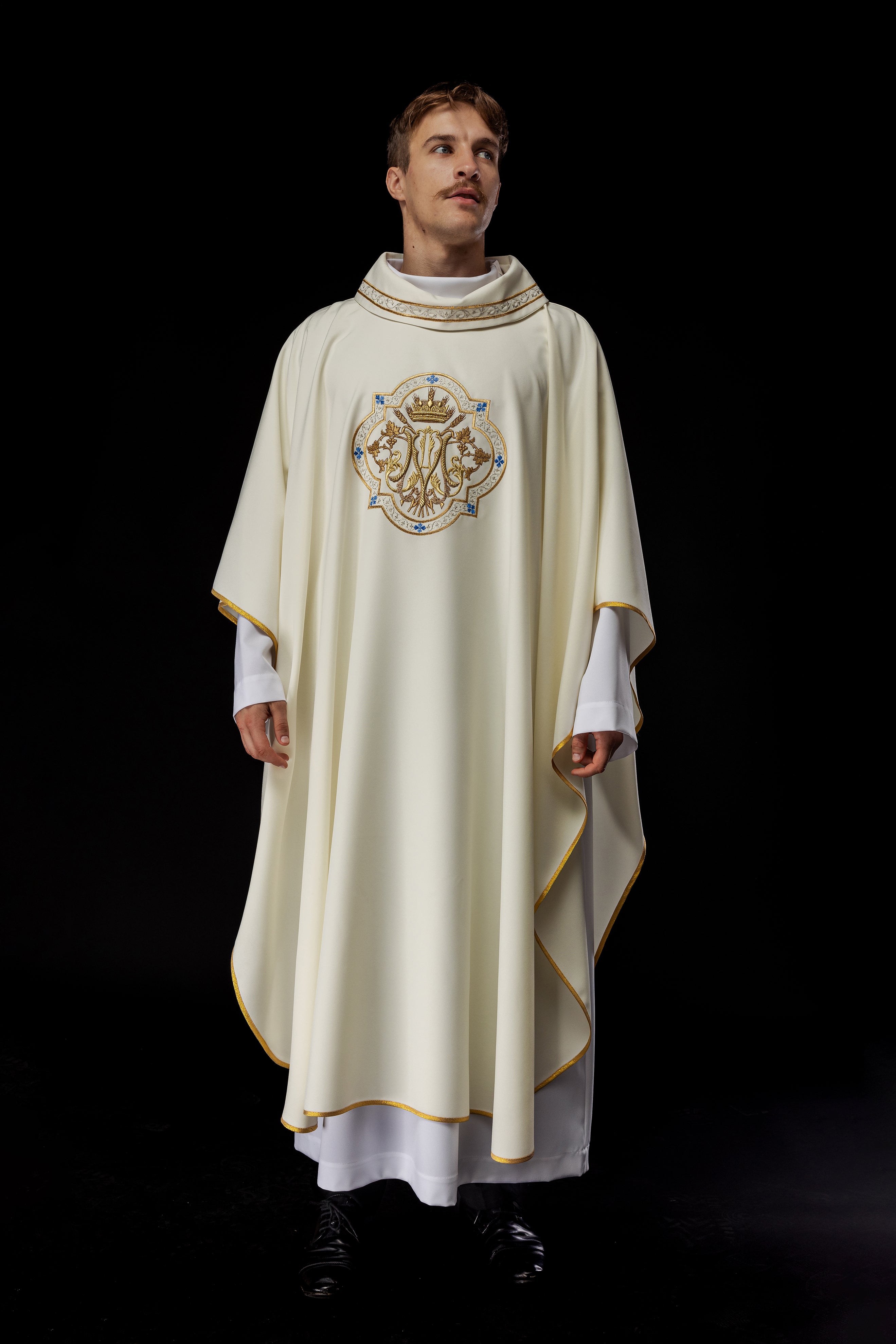 Chasuble brodée avec motif marial écru