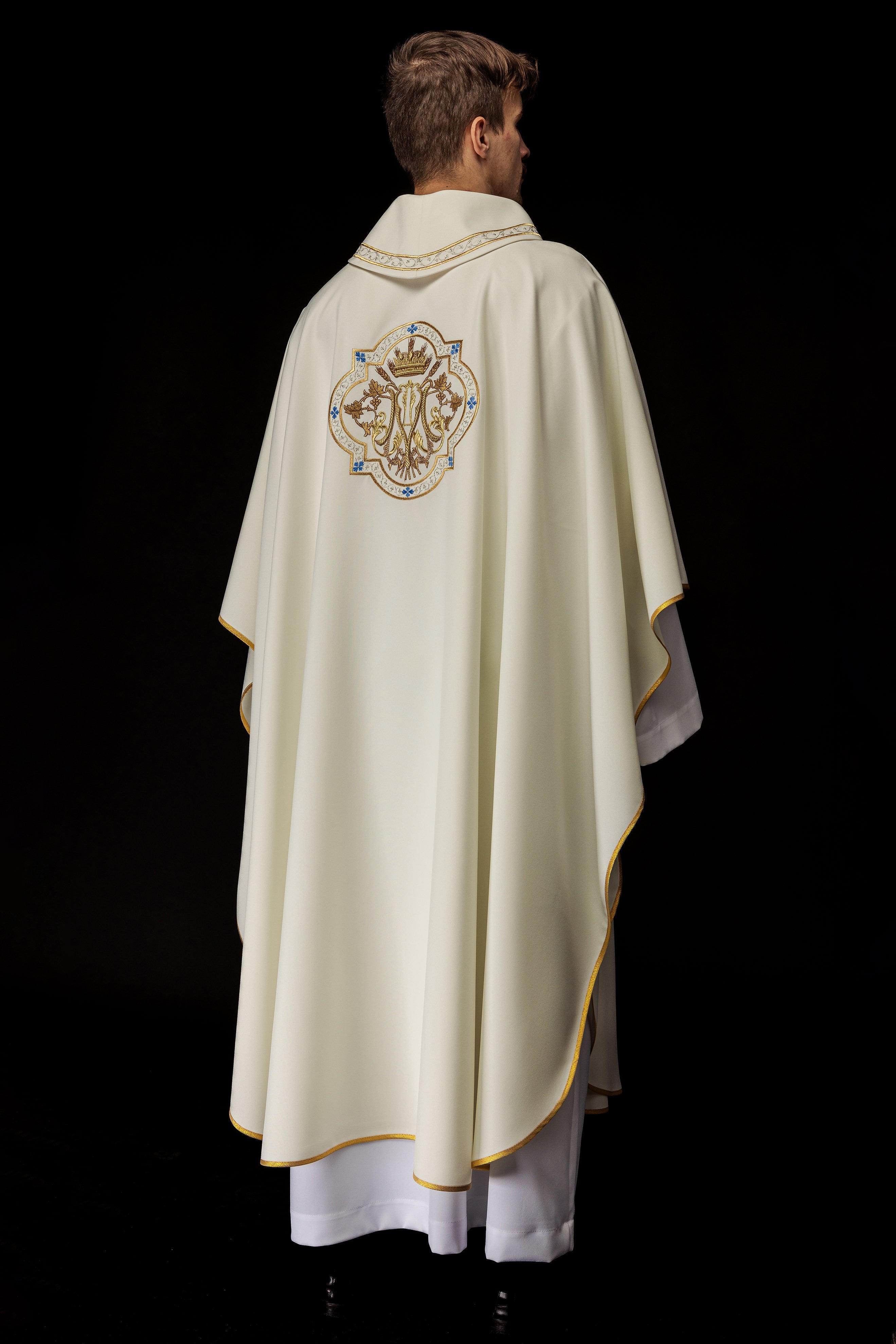 Chasuble brodée avec motif marial écru