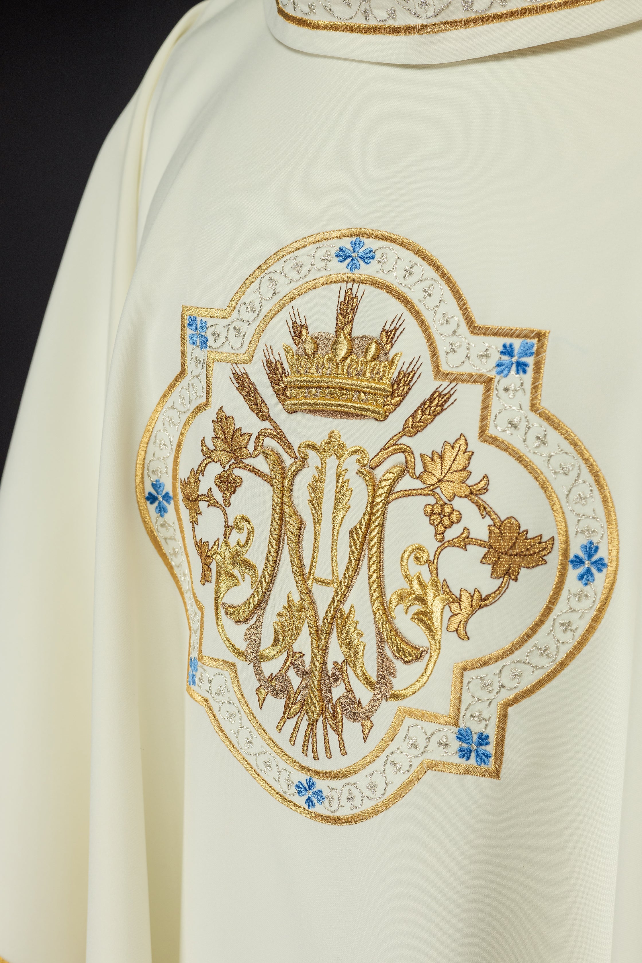 Chasuble brodée avec motif marial écru