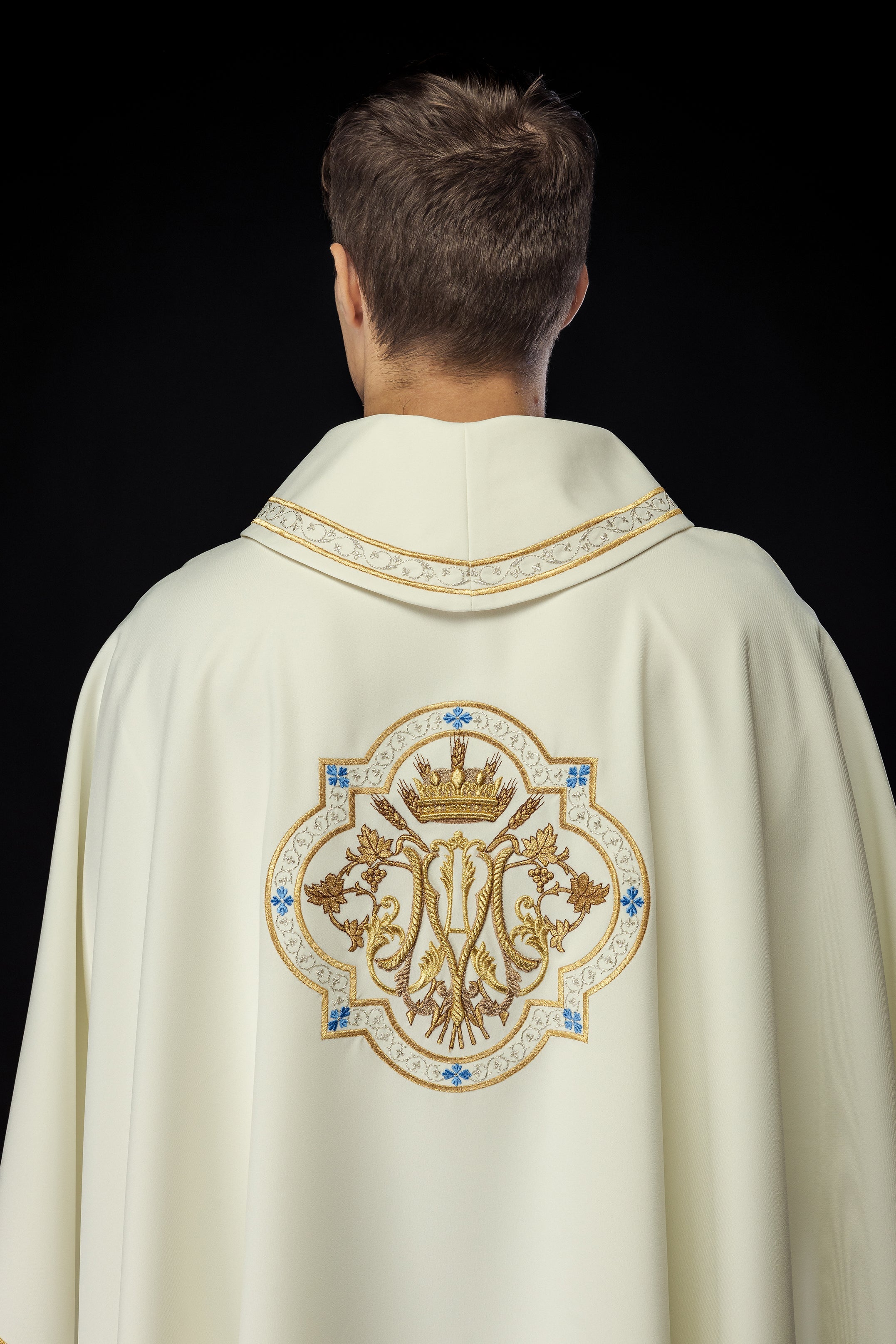 Chasuble brodée avec motif marial écru