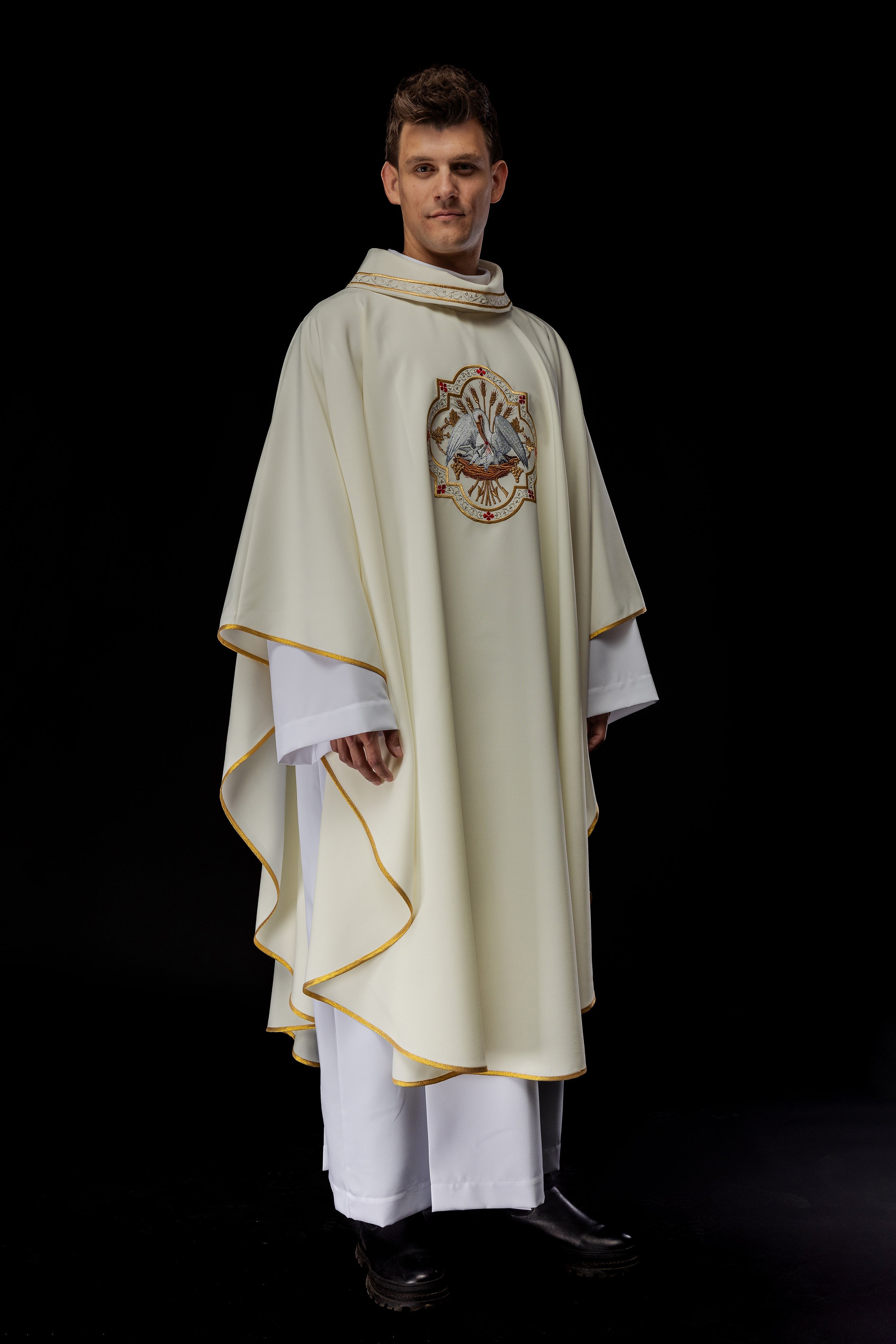 Chasuble brodée avec motif Pélican écru