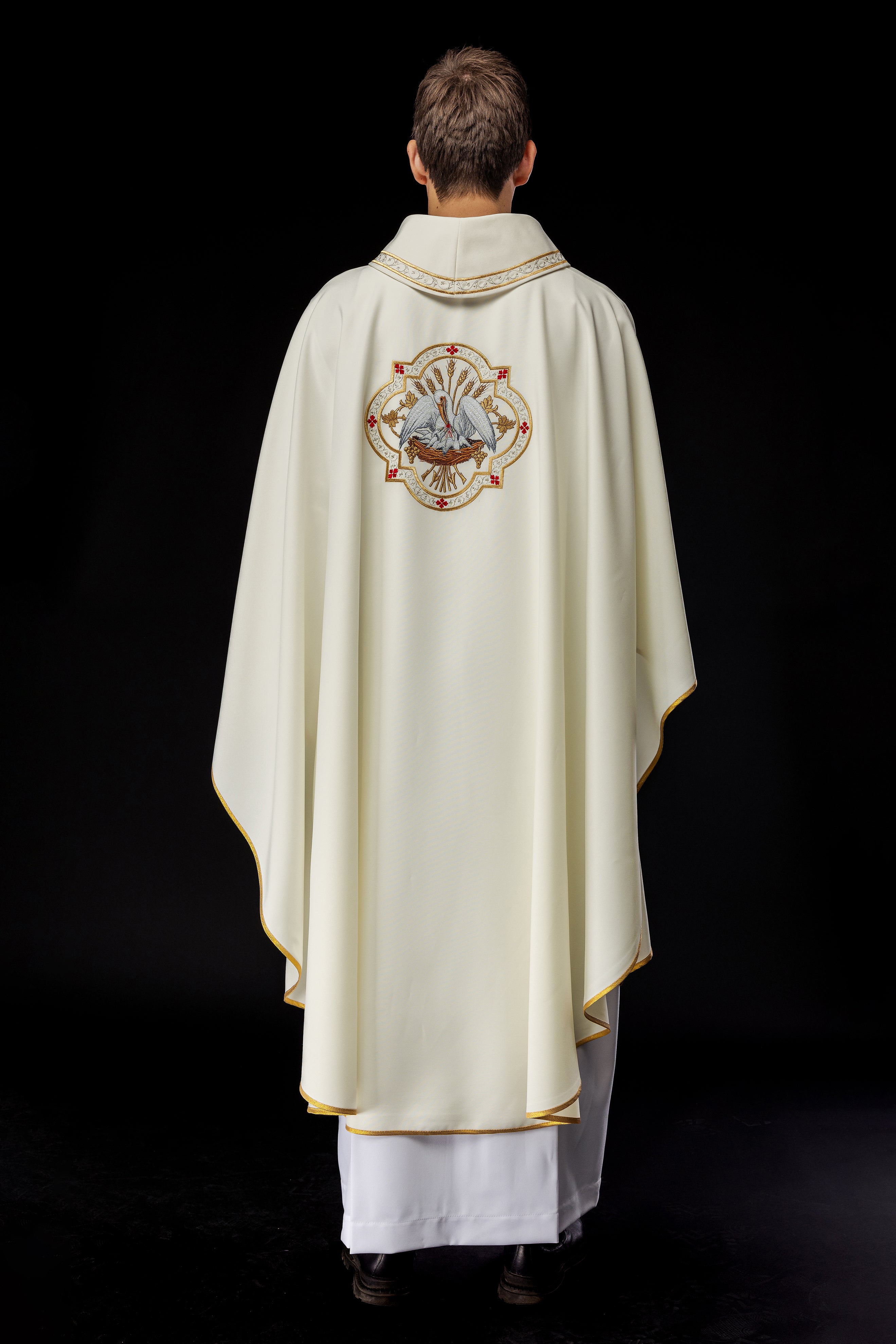 Chasuble brodée avec motif Pélican écru