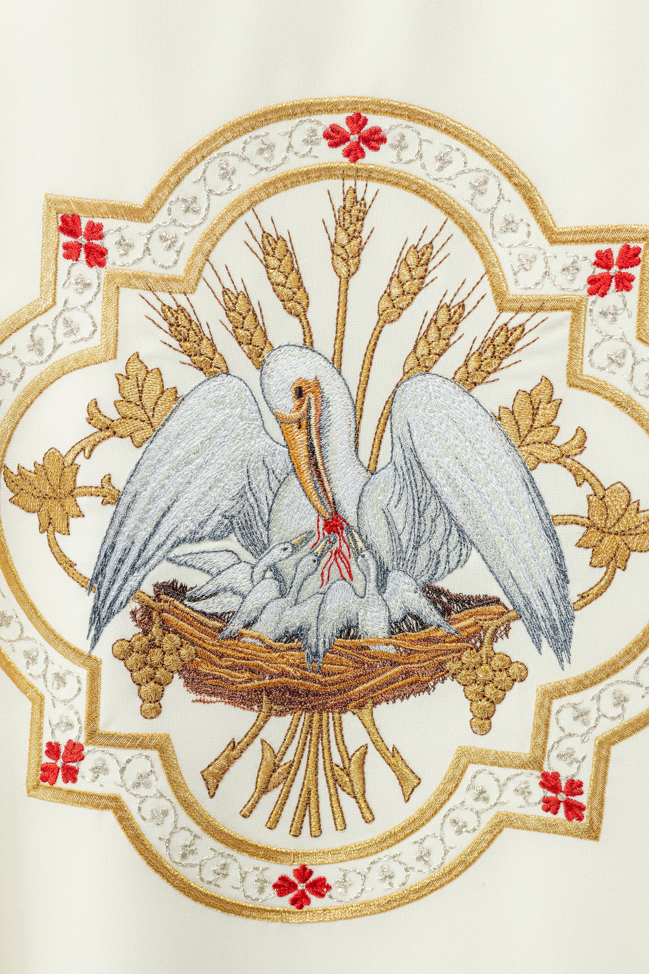 Chasuble brodée avec motif Pélican écru