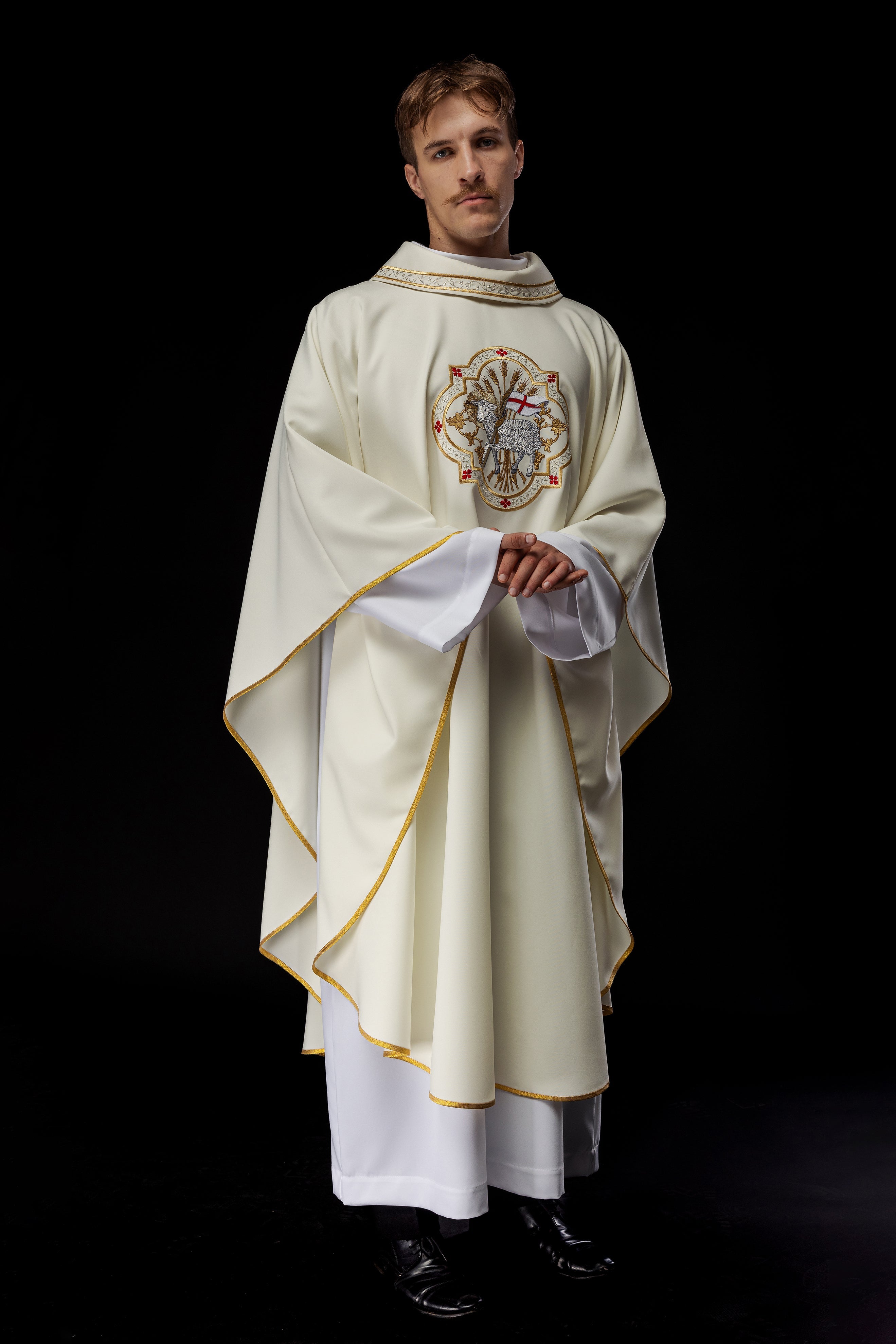 Chasuble brodée d'un motif d'agneau écru