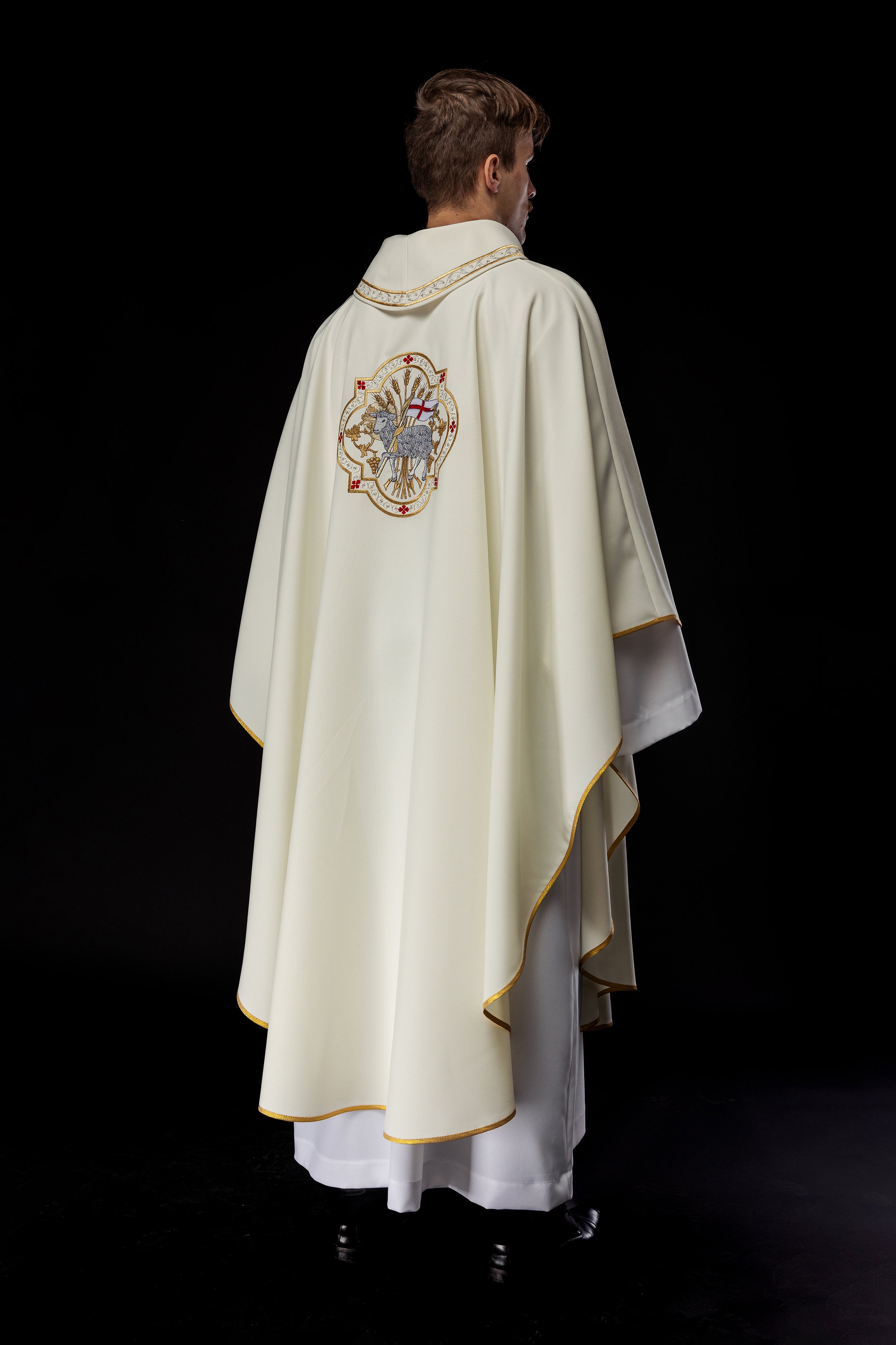 Chasuble brodée d'un motif d'agneau écru