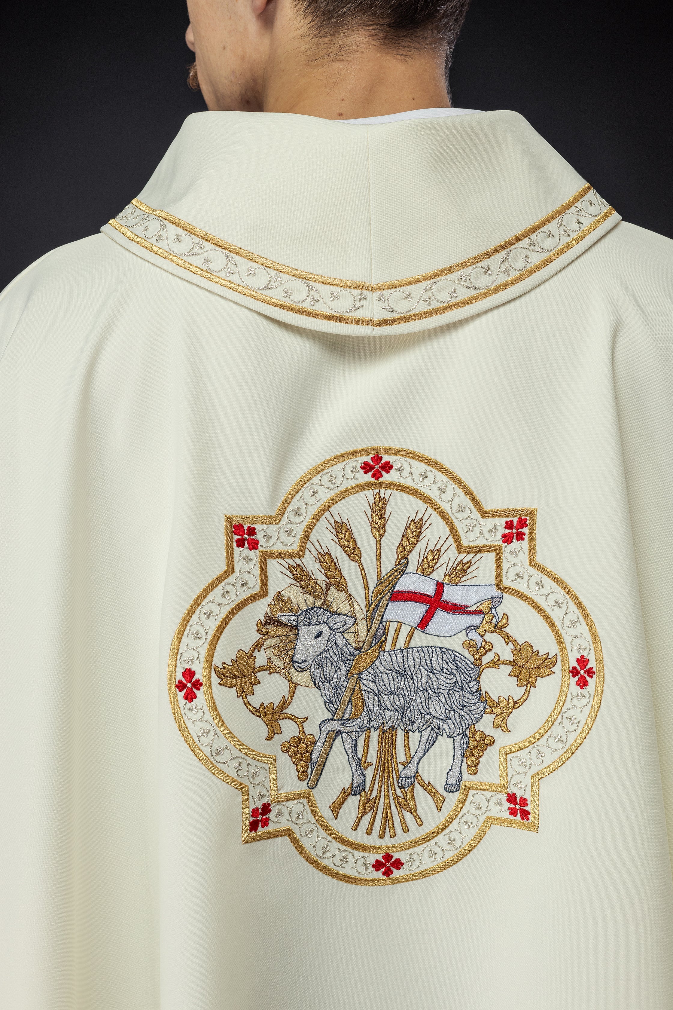 Chasuble brodée d'un motif d'agneau écru