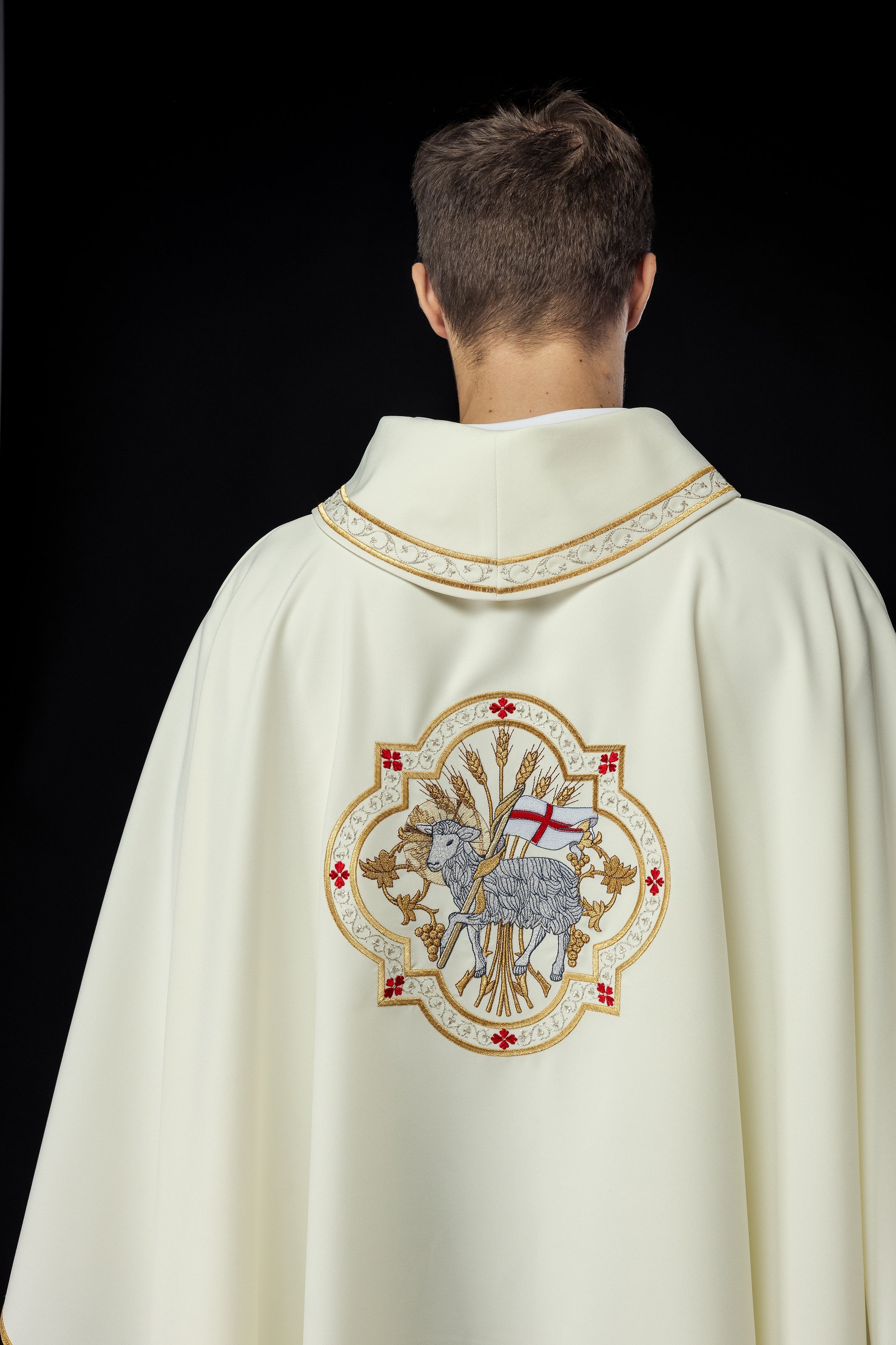 Chasuble brodée d'un motif d'agneau écru