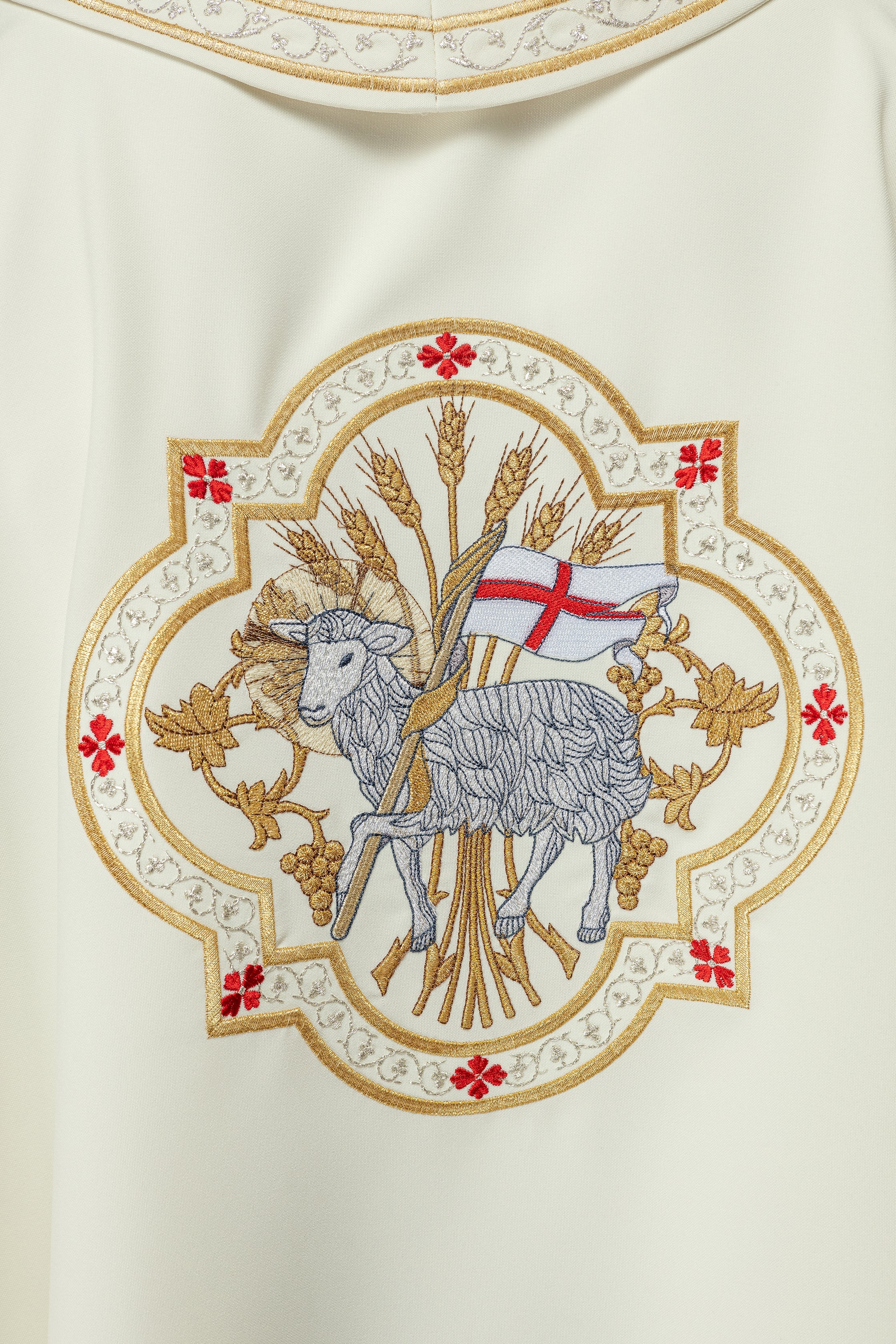 Chasuble brodée d'un motif d'agneau écru