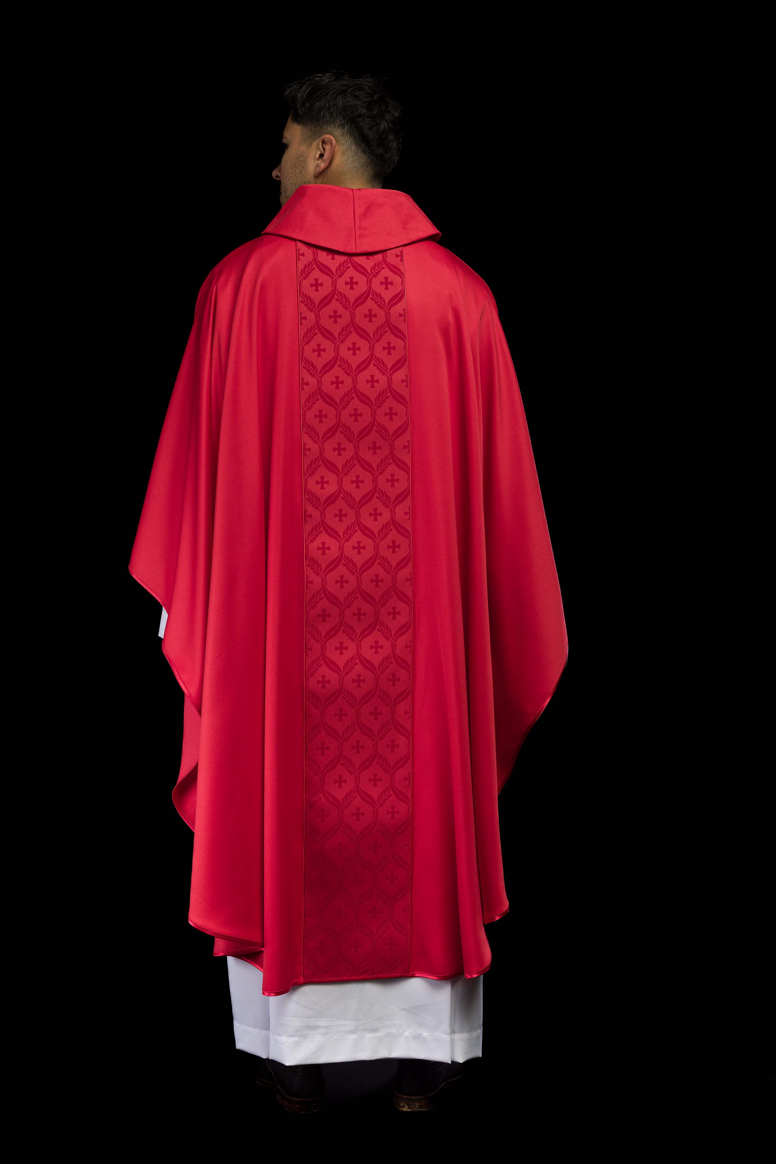Chasuble rouge avec bande jacquard ornée de croix