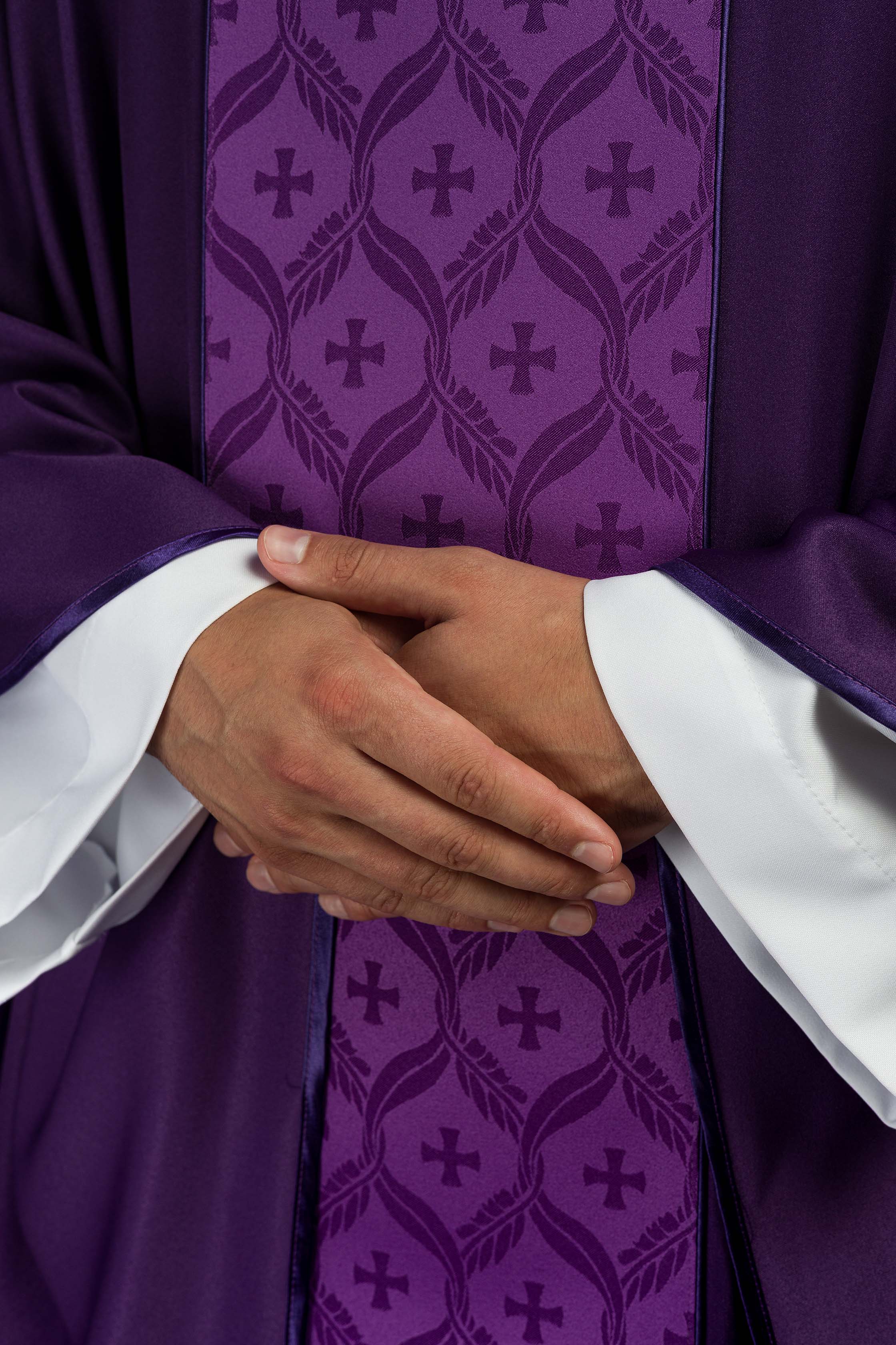Chasuble violette avec bande jacquard ornée de croix