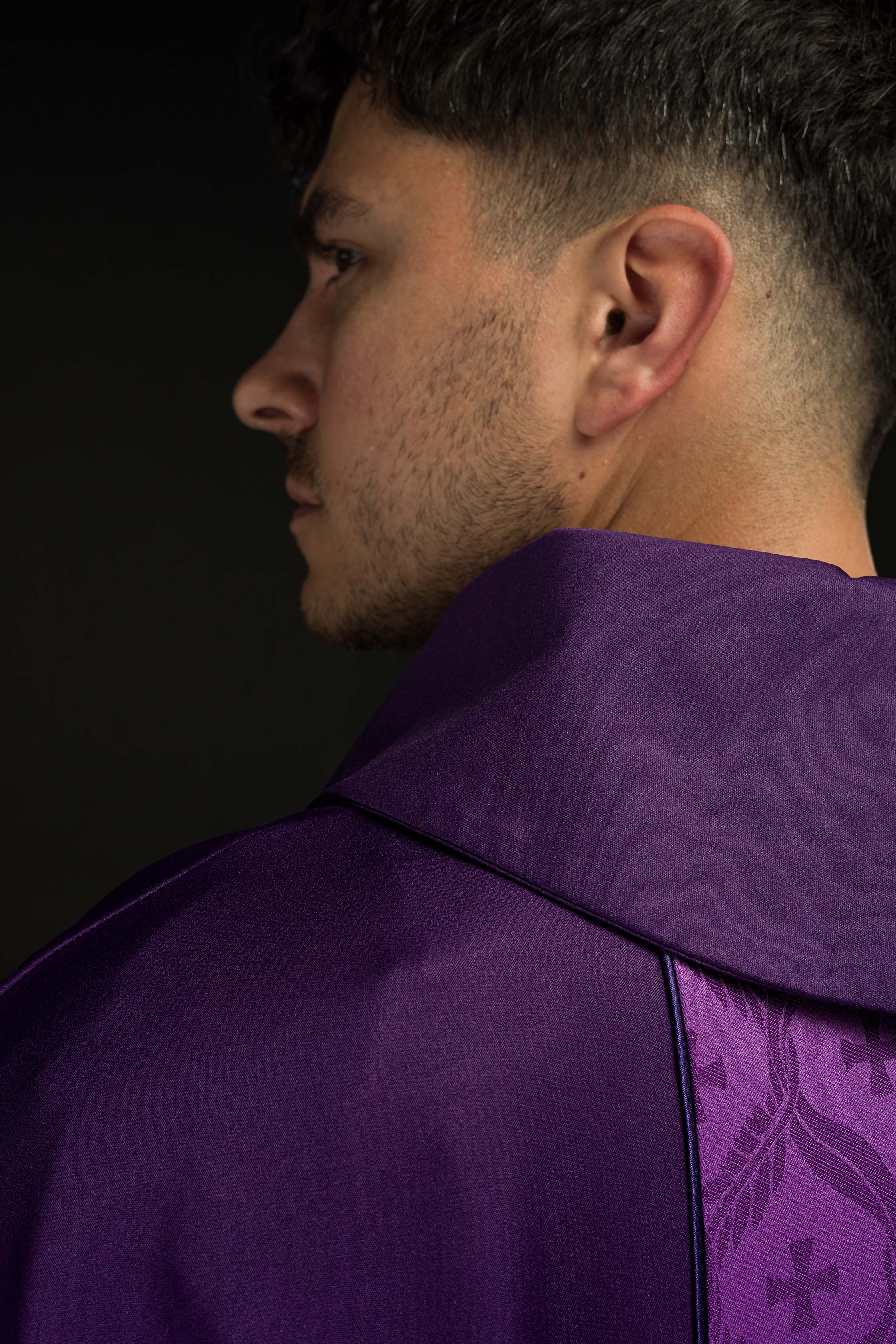 Chasuble violette avec bande jacquard ornée de croix