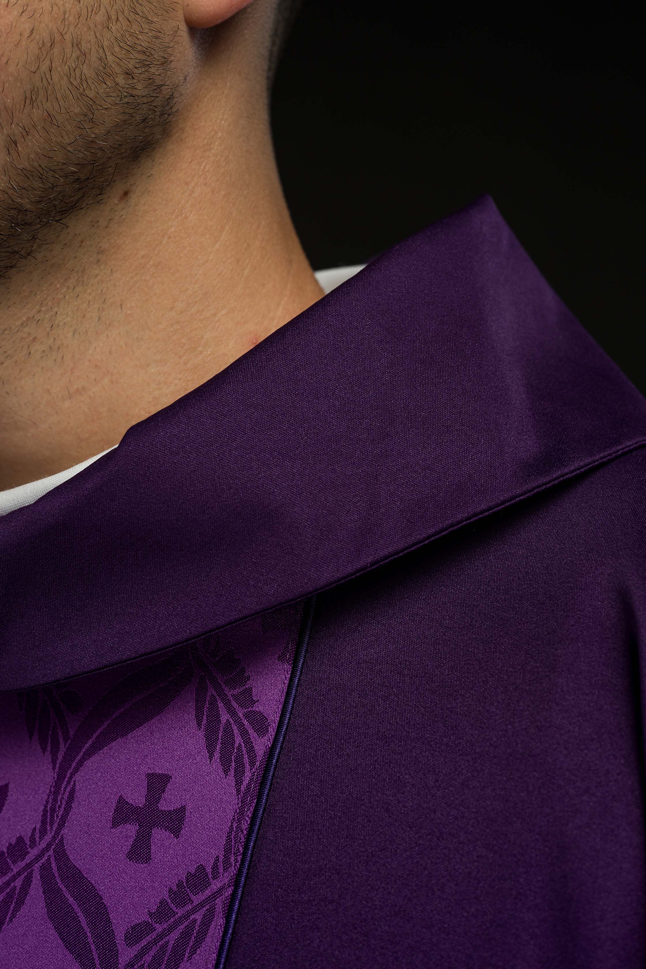 Chasuble violette avec bande jacquard ornée de croix