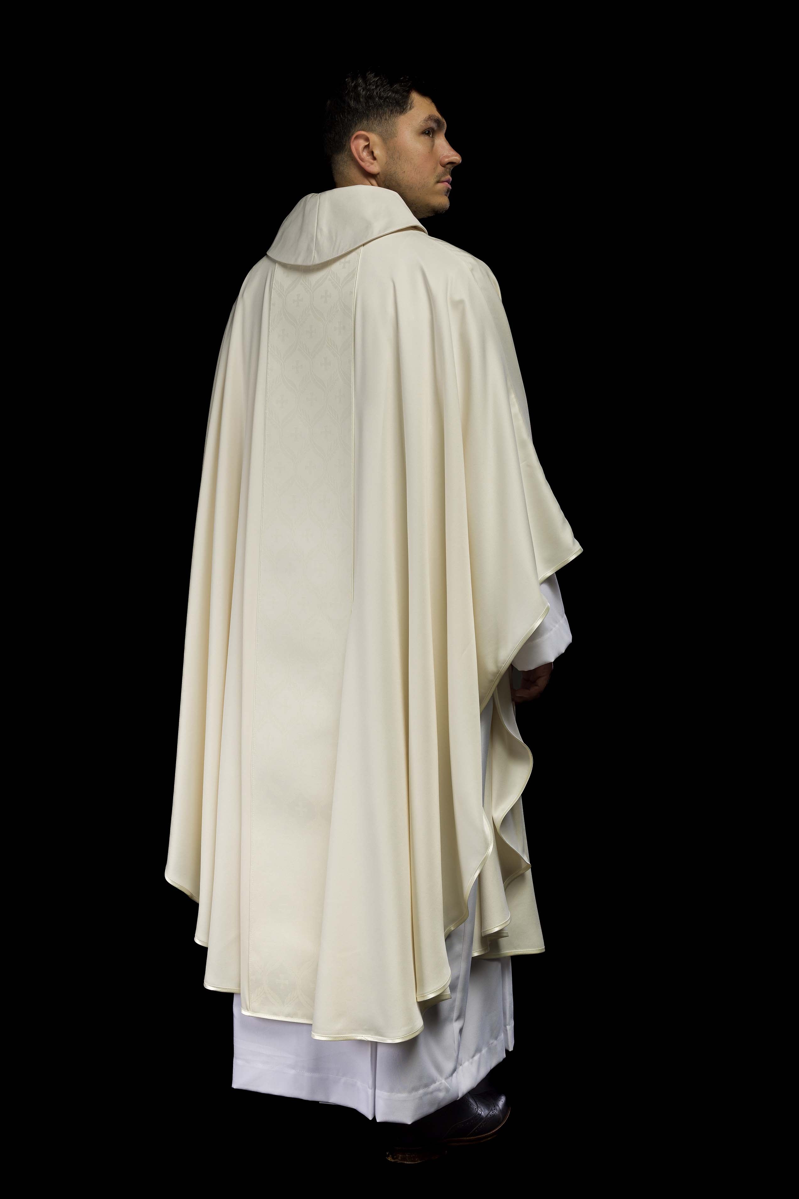 Chasuble écru avec bande jacquard ornée de croix