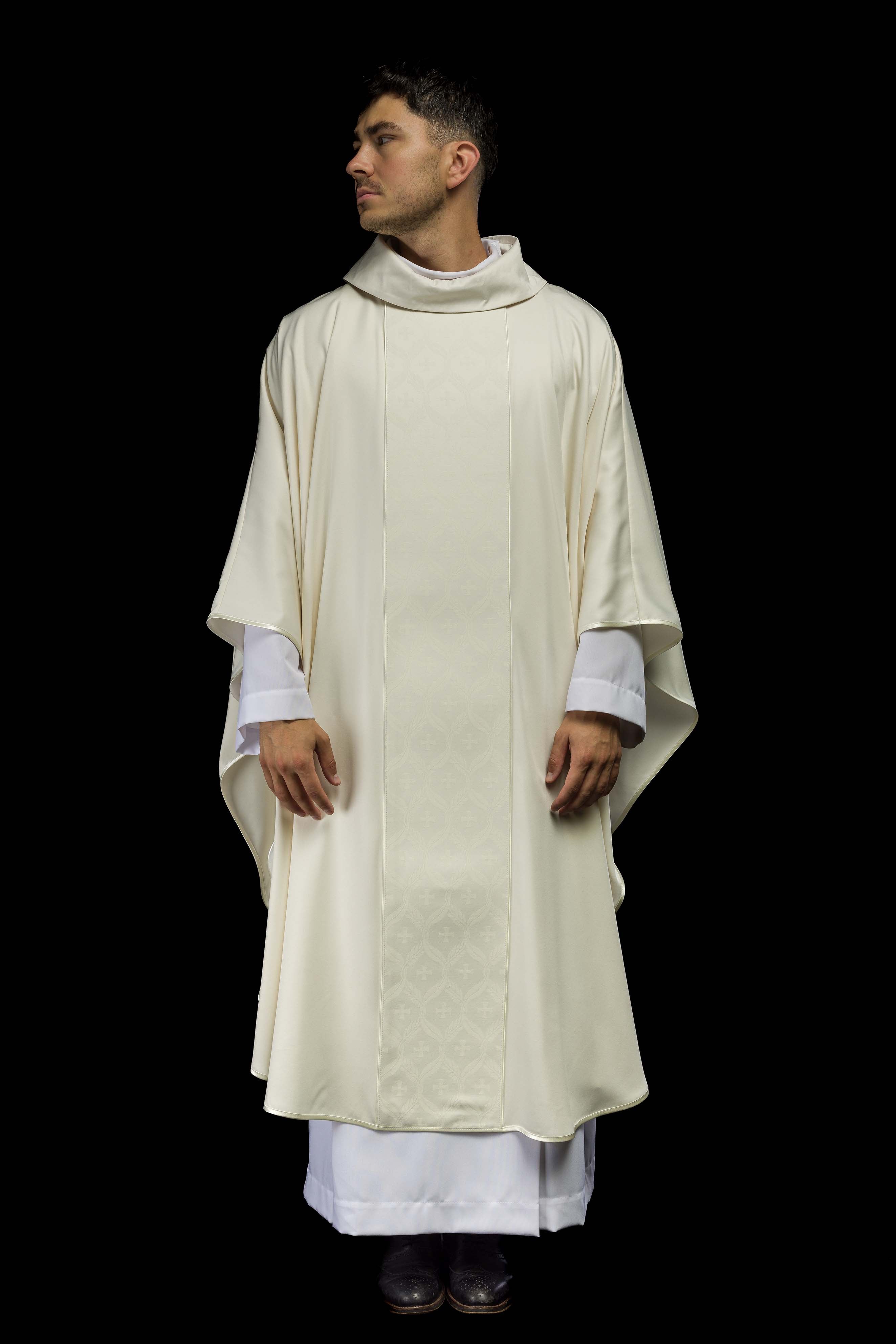 Chasuble écru avec bande jacquard ornée de croix