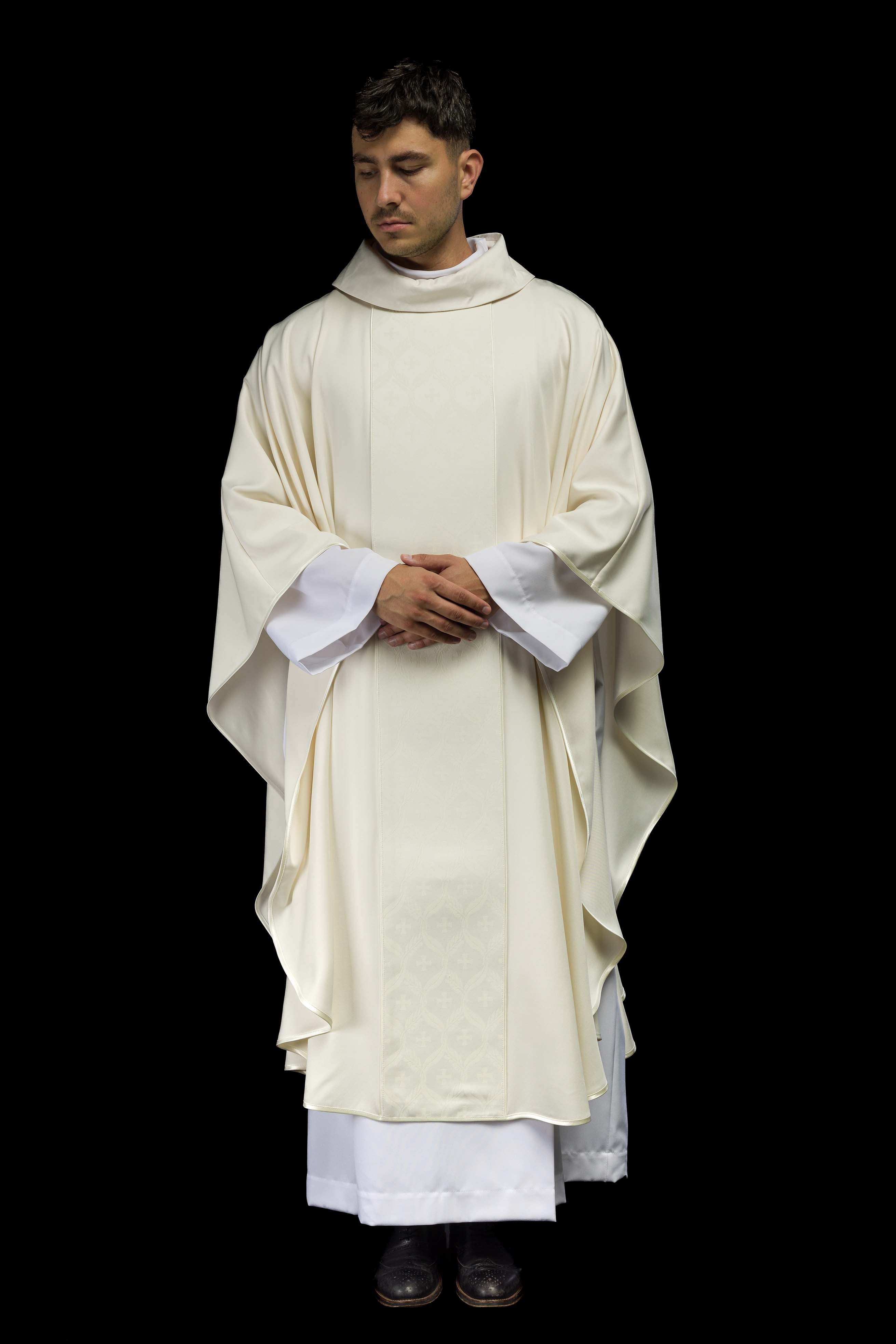 Chasuble écru avec bande jacquard ornée de croix