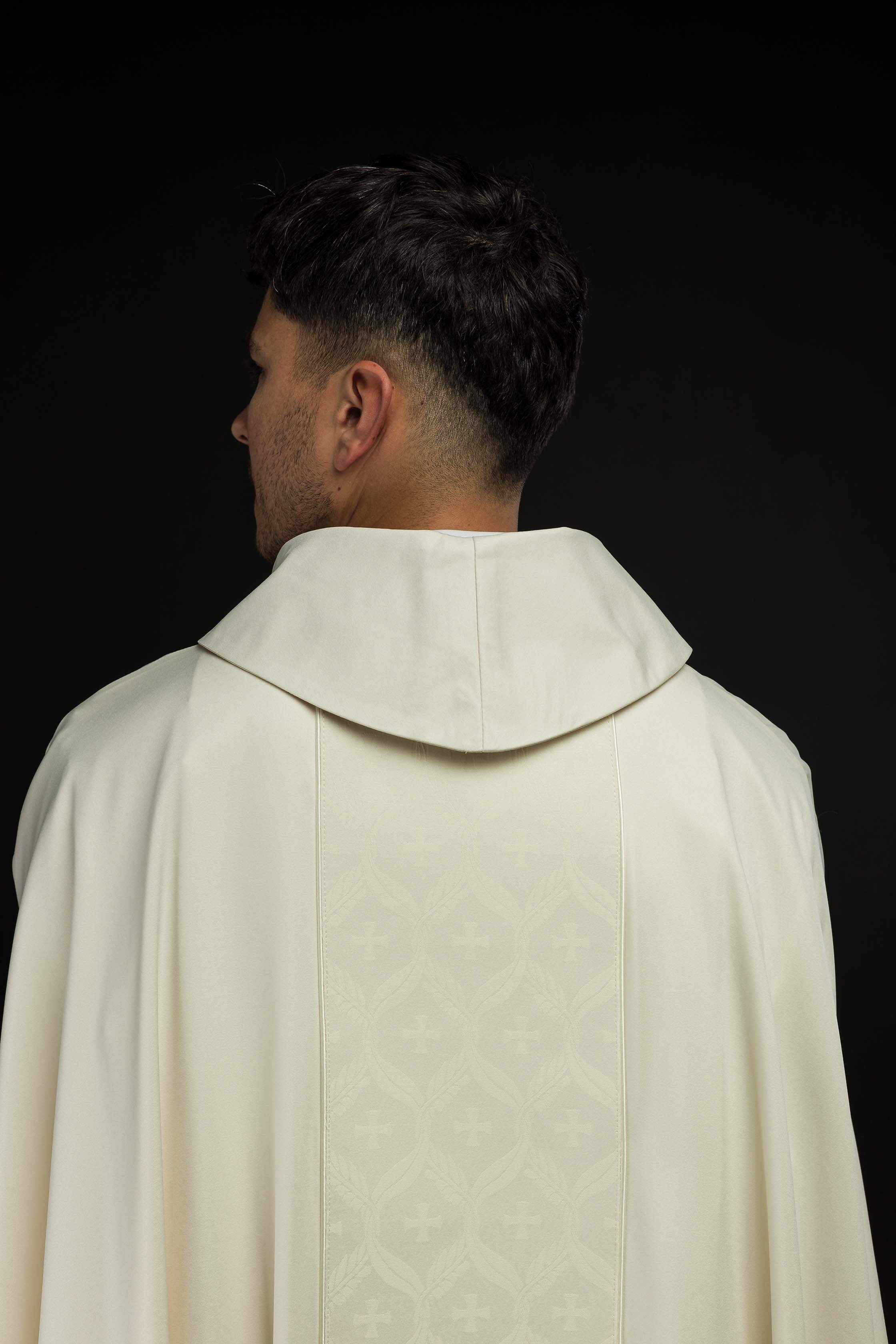 Chasuble écru avec bande jacquard ornée de croix