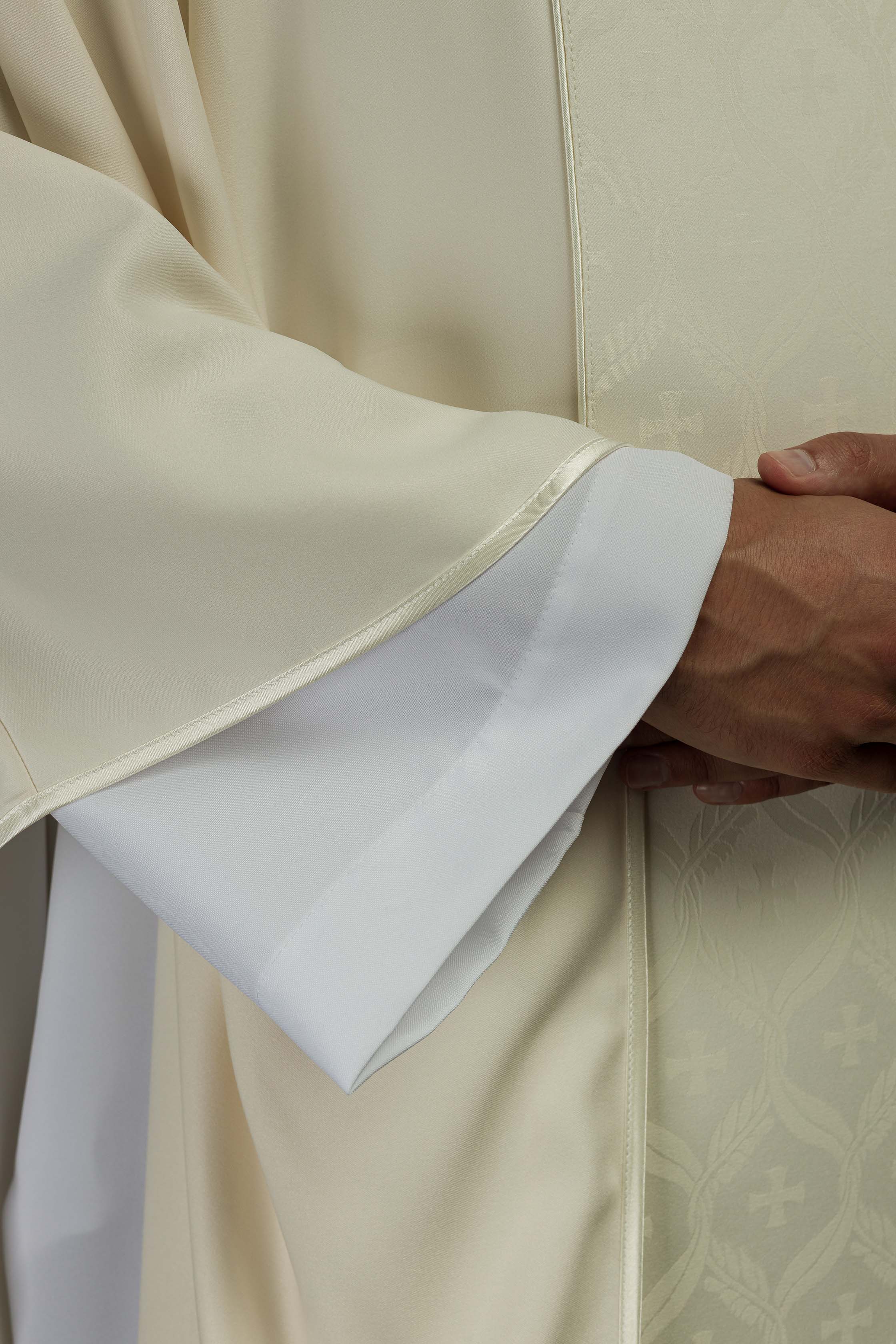 Chasuble écru avec bande jacquard ornée de croix