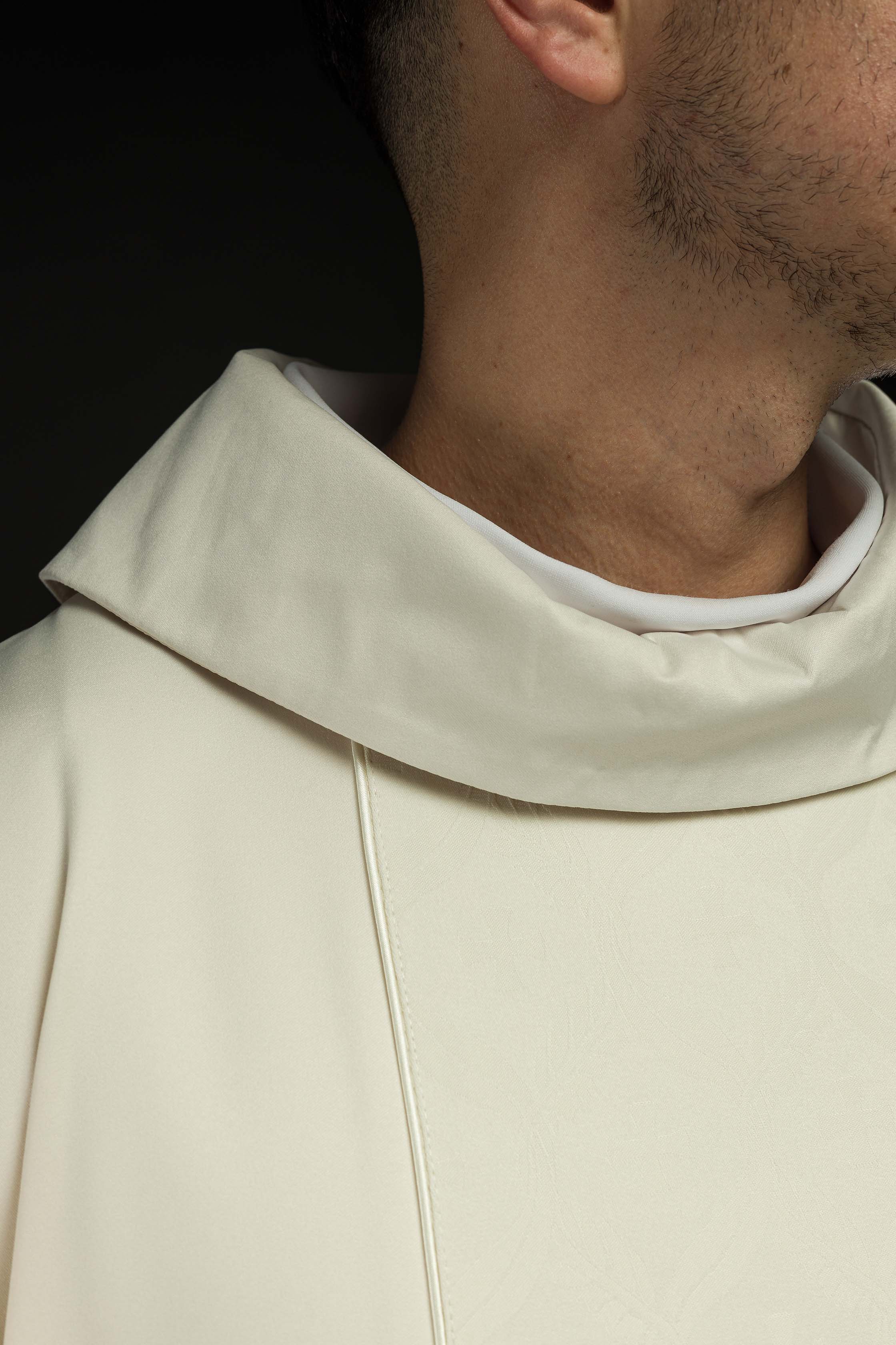 Chasuble écru avec bande jacquard ornée de croix