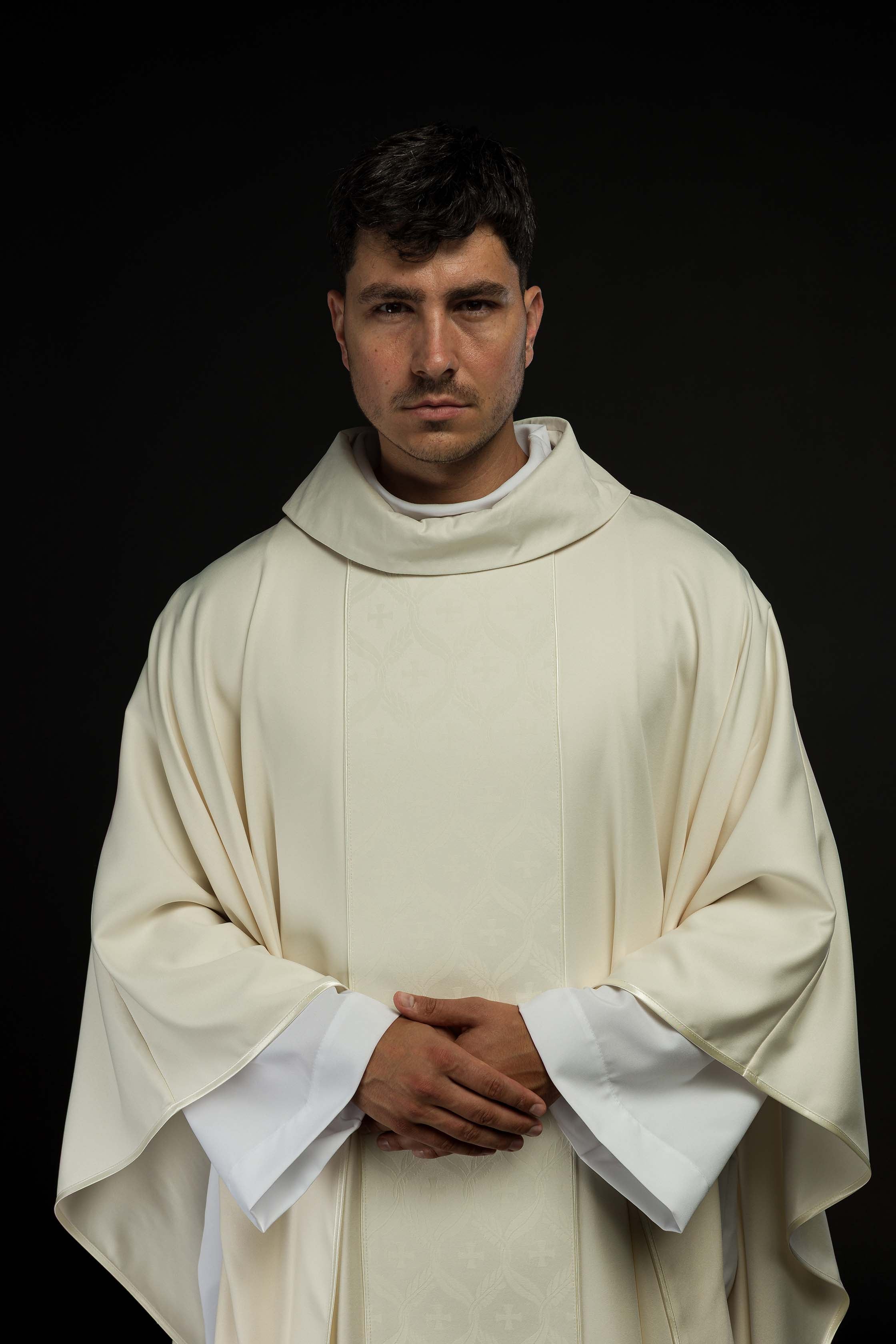 Chasuble écru avec bande jacquard ornée de croix