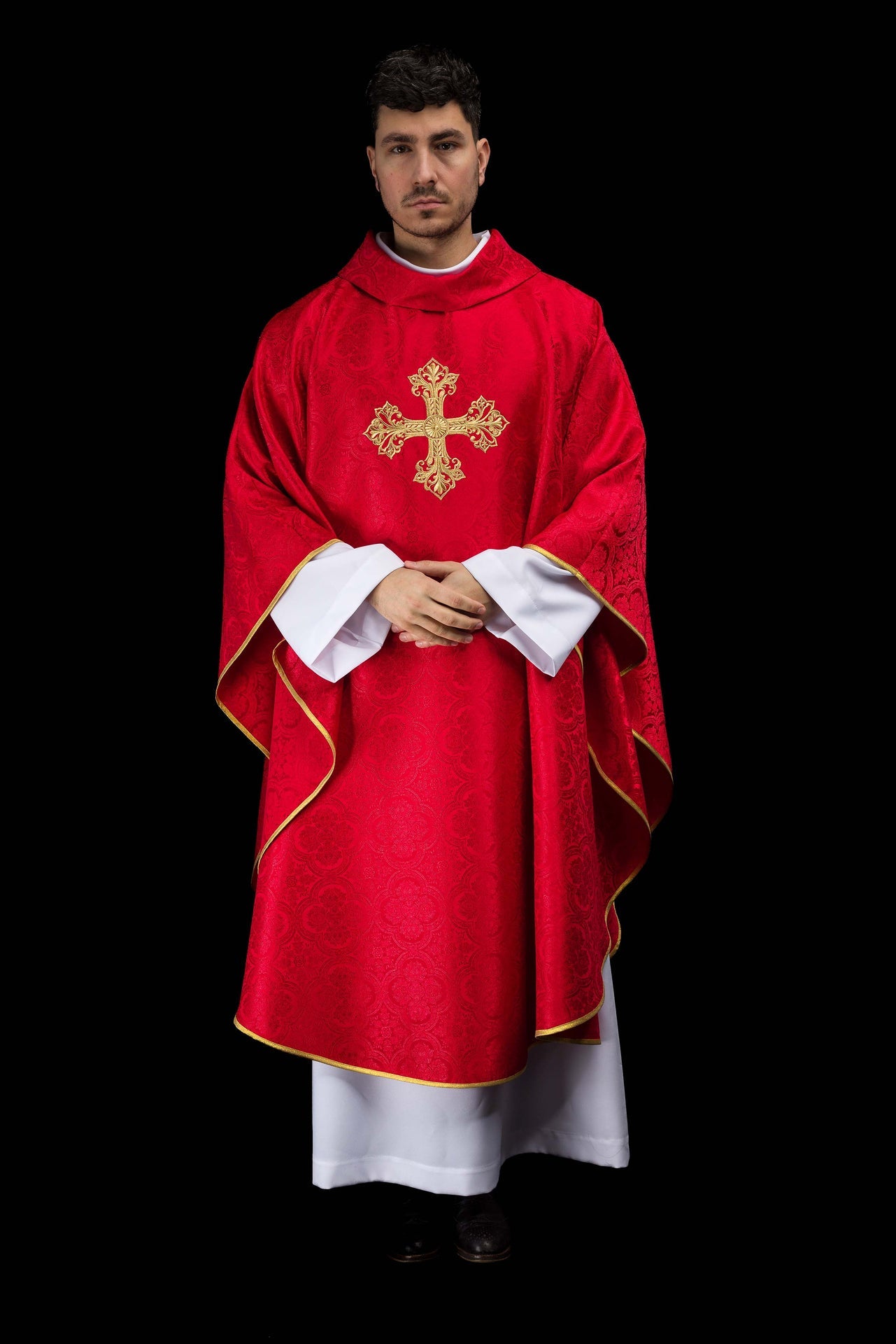 Chasuble rouge avec croix tissu jacquard