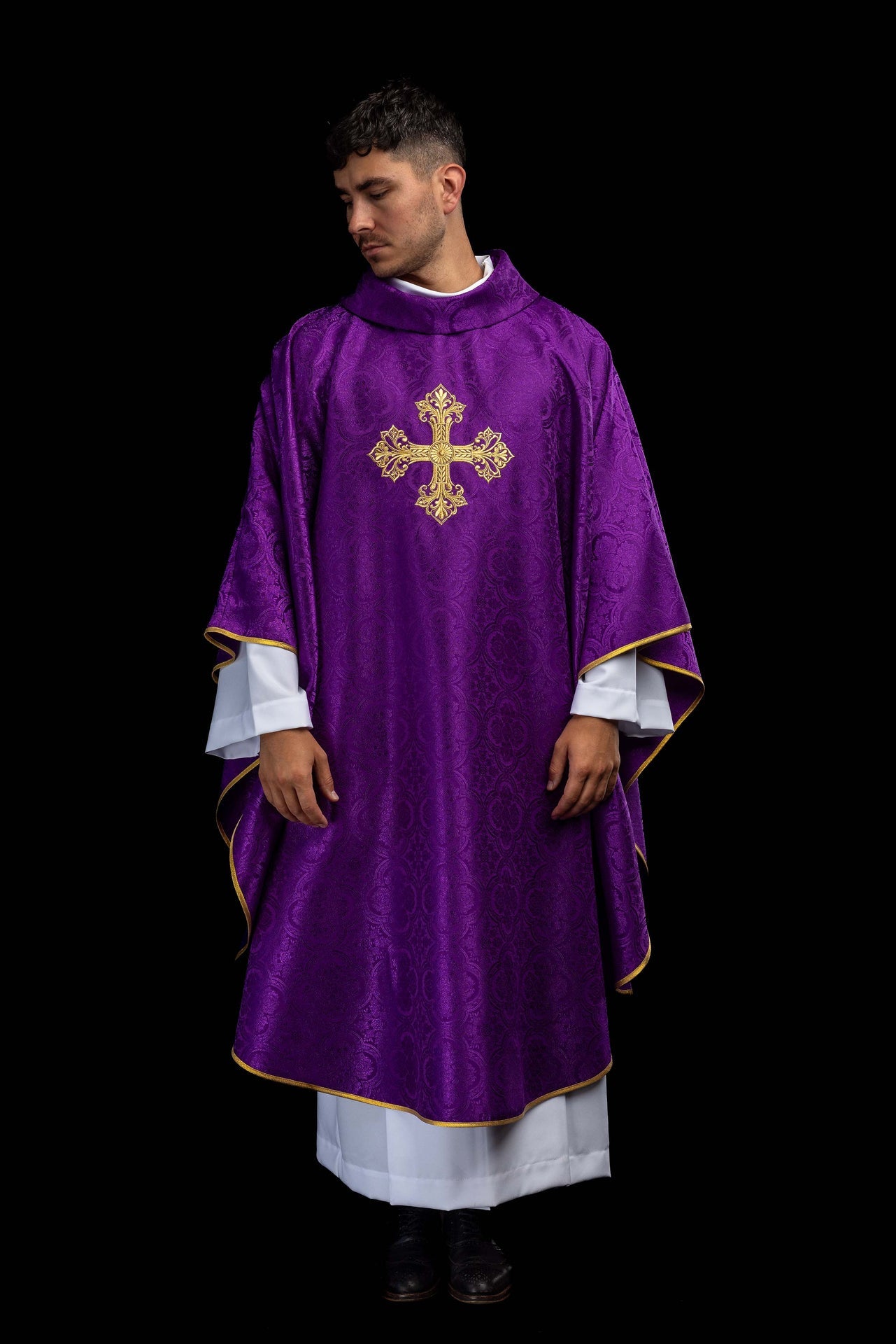 Chasuble violette avec croix en tissu jacquard