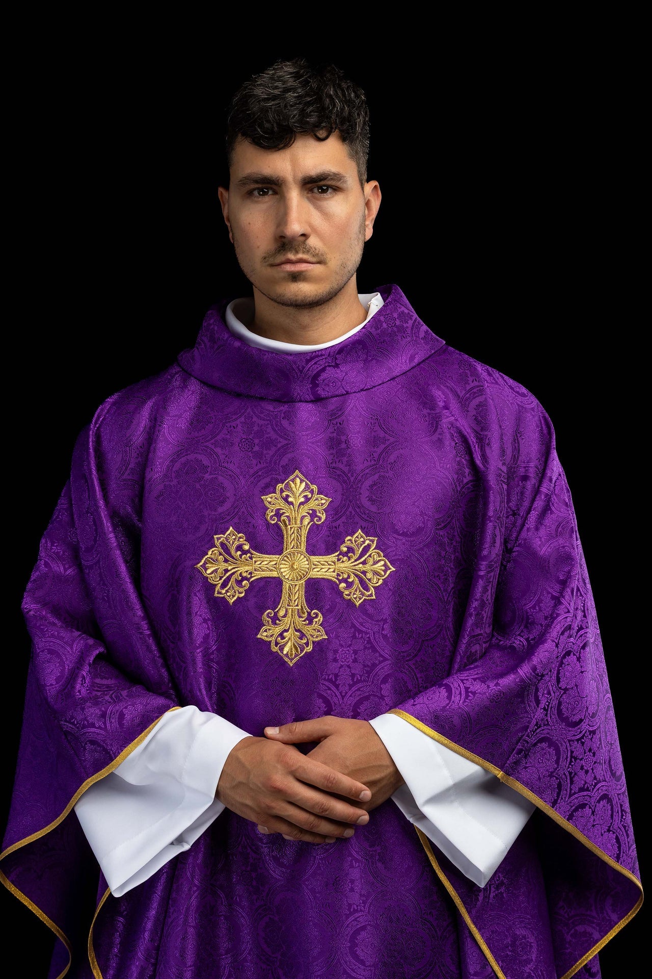 Chasuble violette avec croix en tissu jacquard