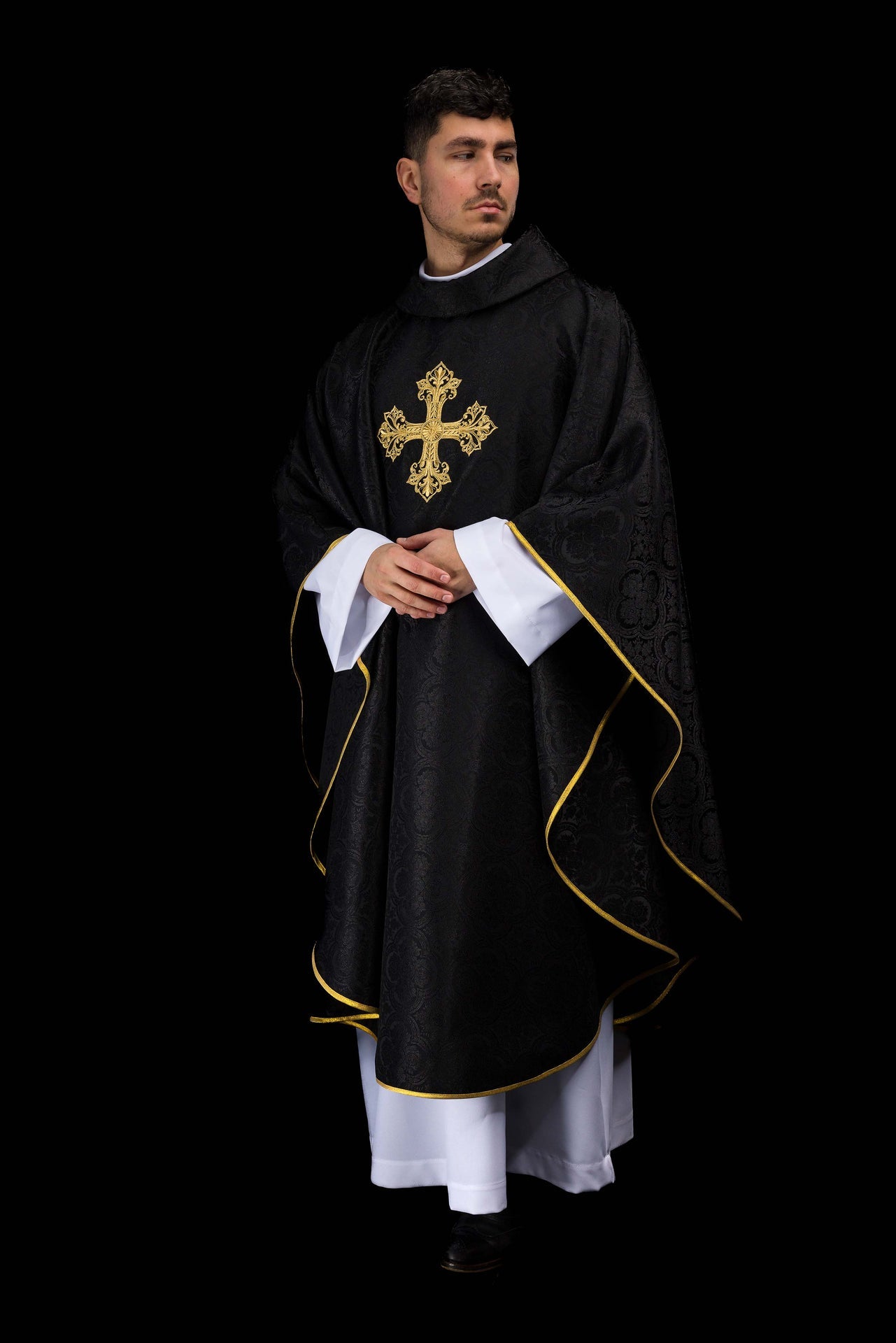 Chasuble noire avec croix tissu jacquard