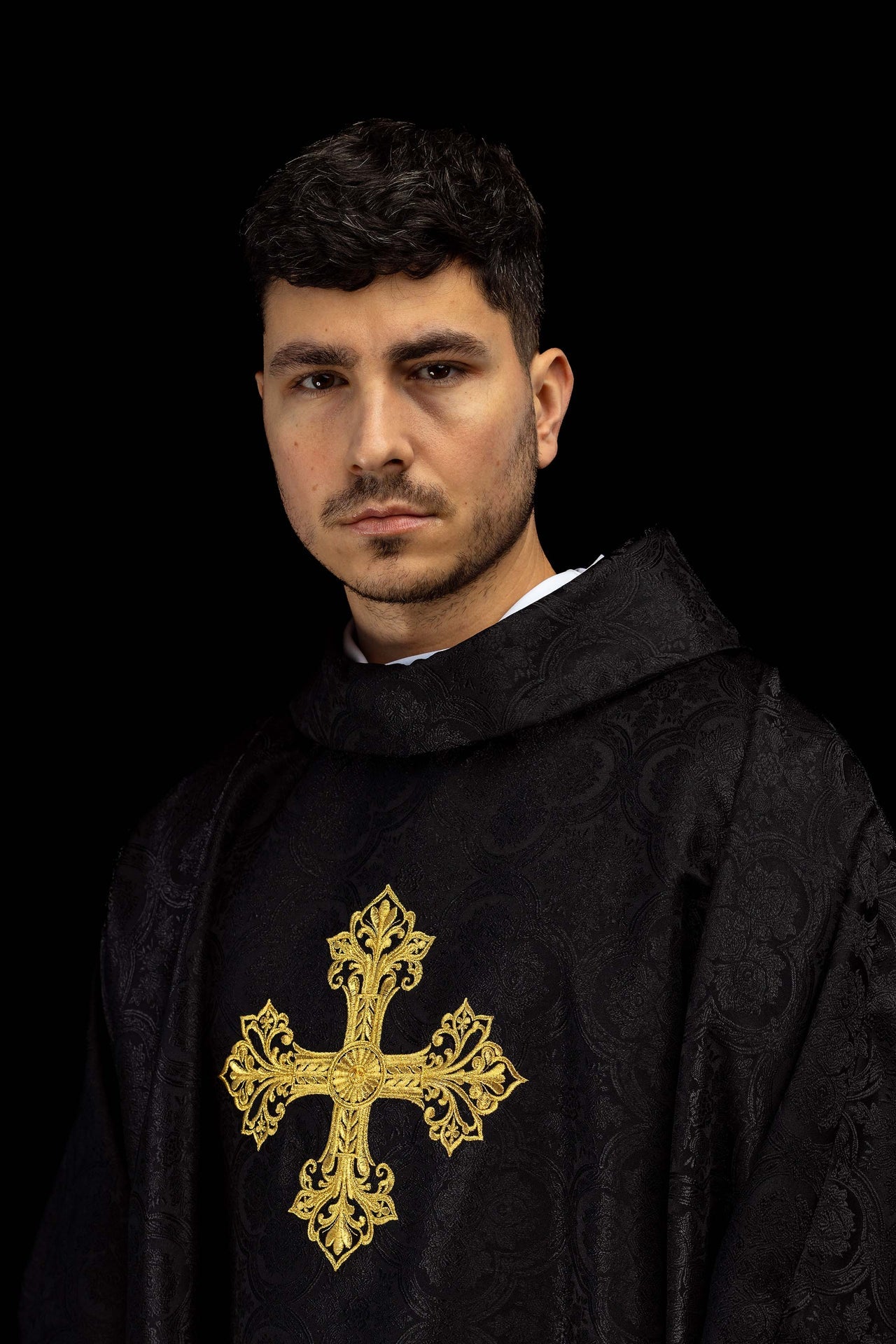 Chasuble noire avec croix tissu jacquard
