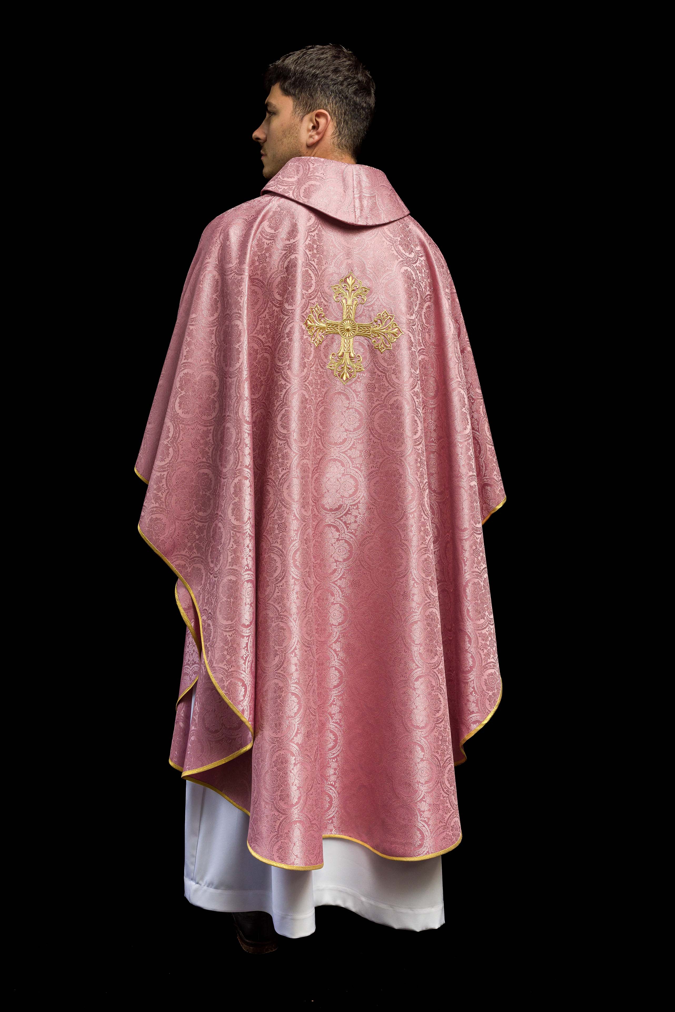 Chasuble rose avec une croix en tissu à motifs