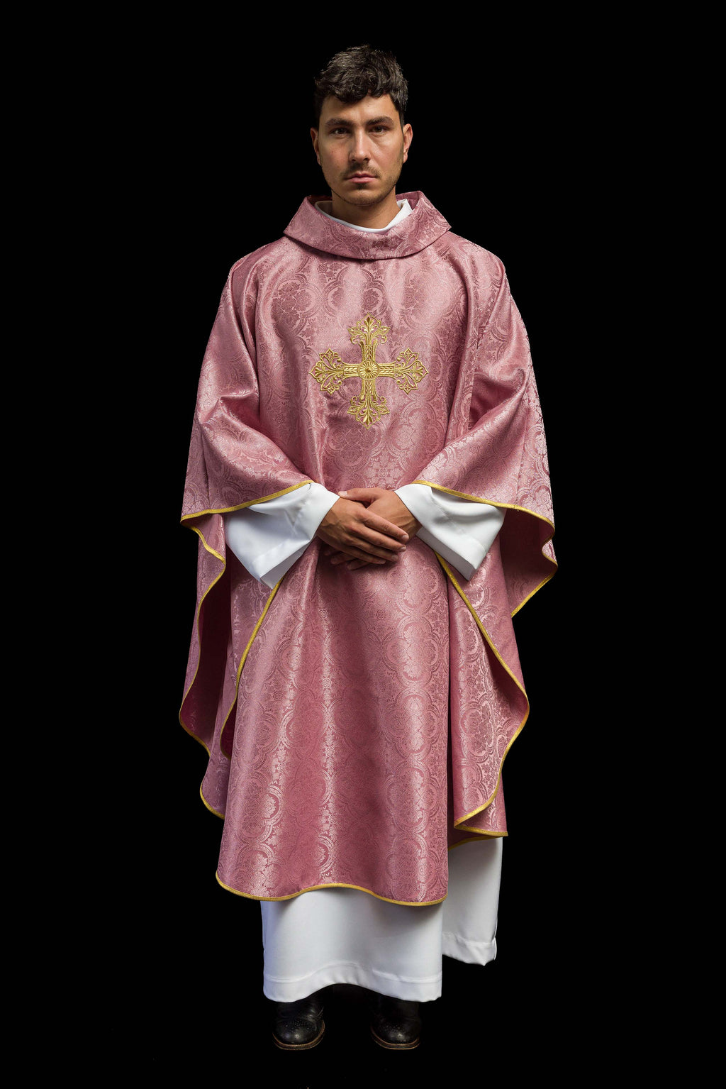 Chasuble rose avec une croix en tissu à motifs