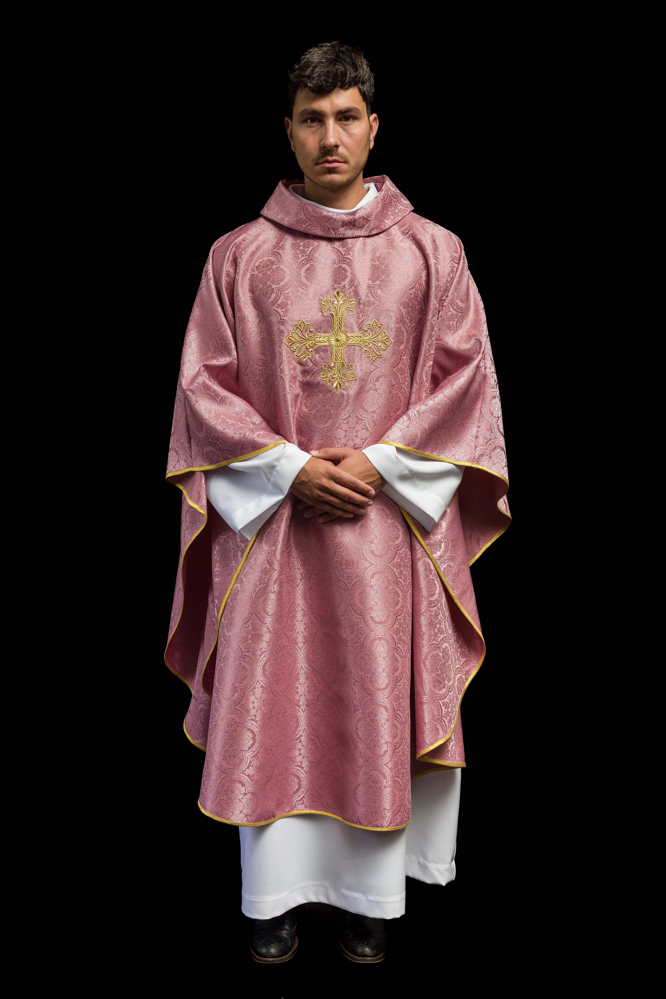 Chasuble rose avec une croix en tissu à motifs