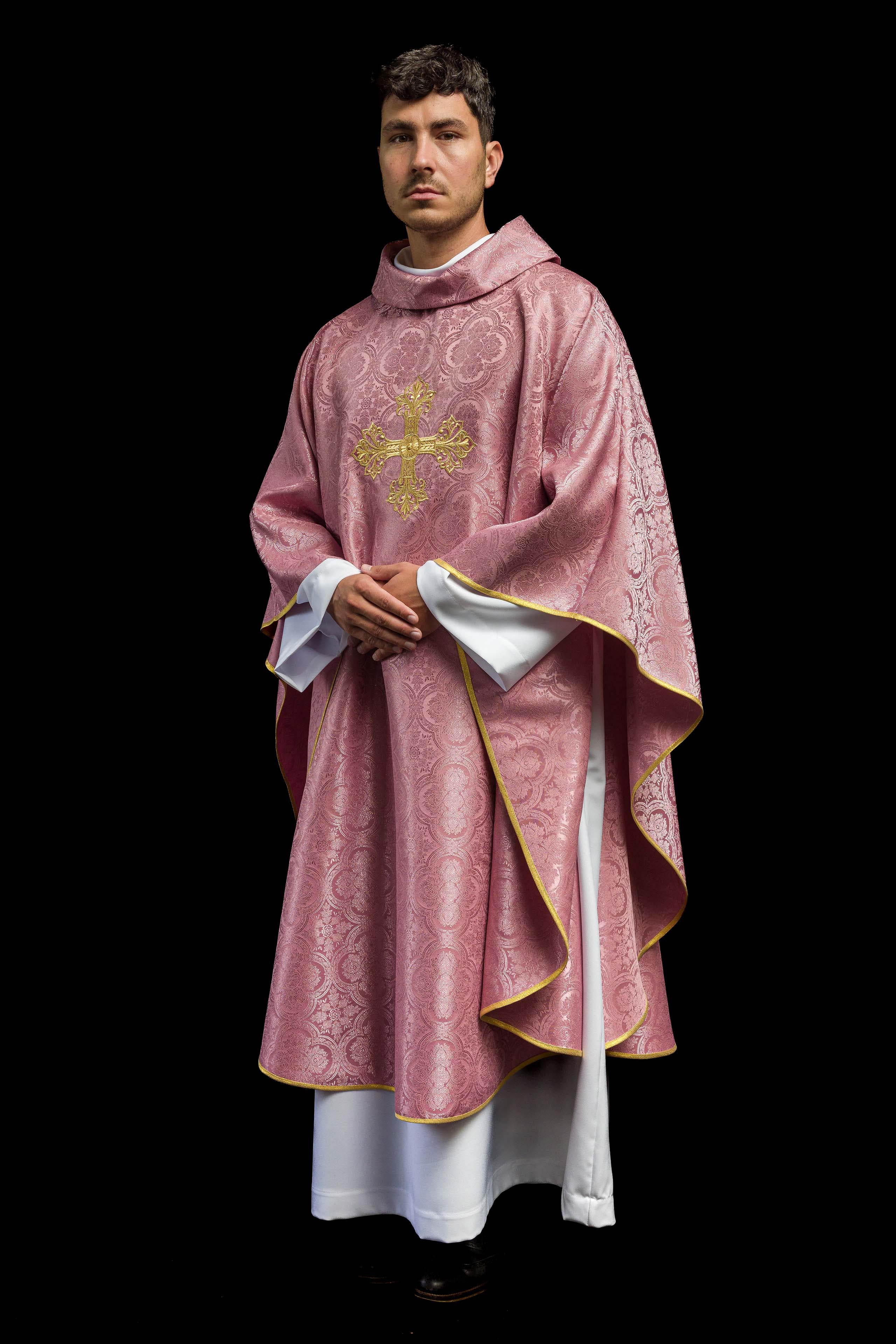 Chasuble rose avec une croix en tissu à motifs