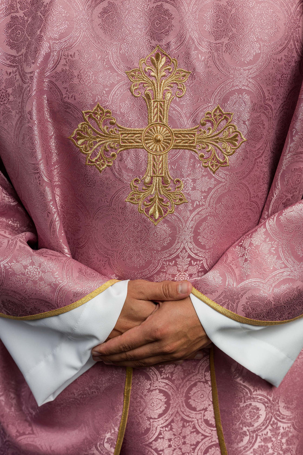 Chasuble rose avec une croix en tissu à motifs