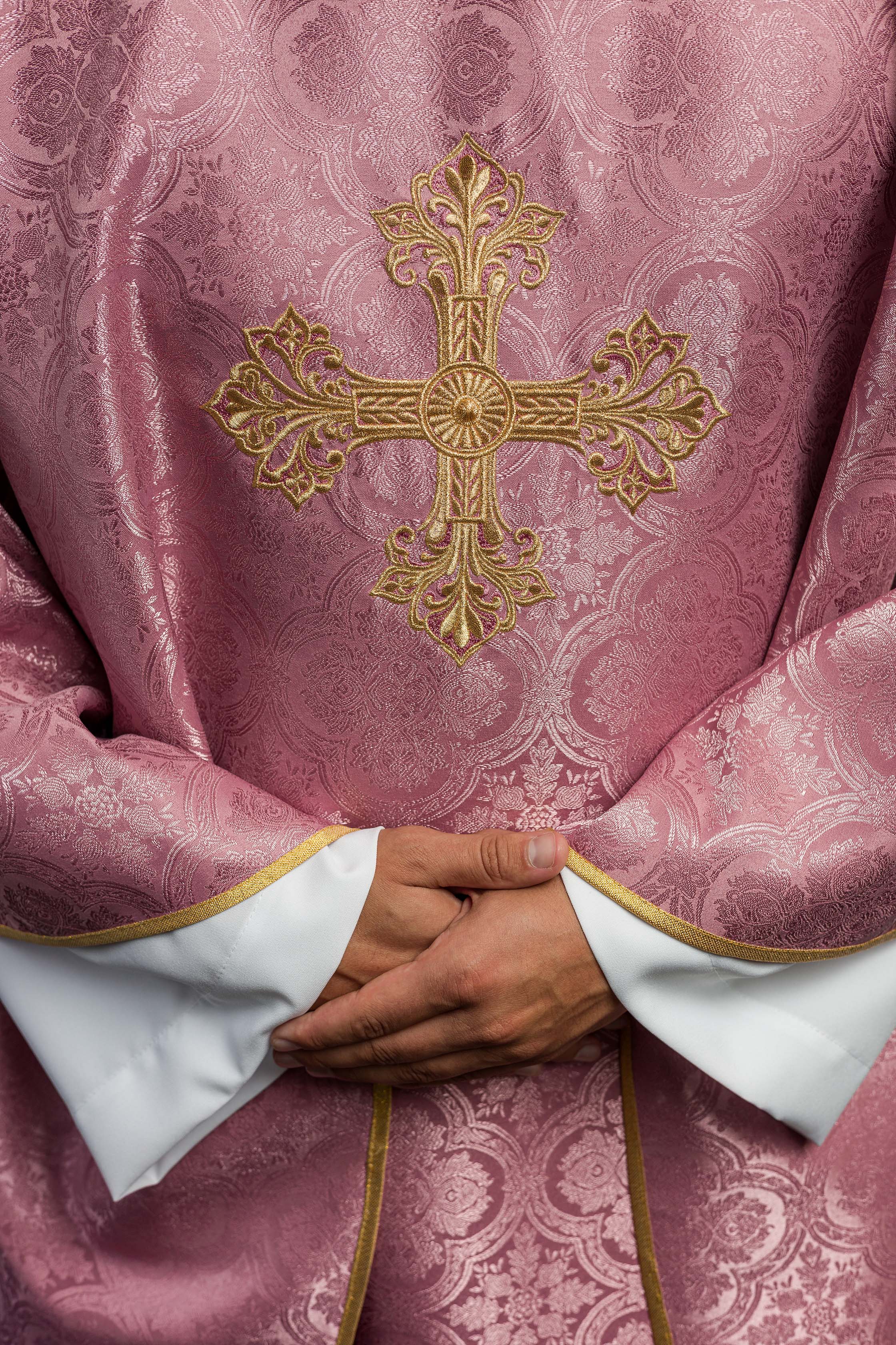 Chasuble rose avec une croix en tissu à motifs