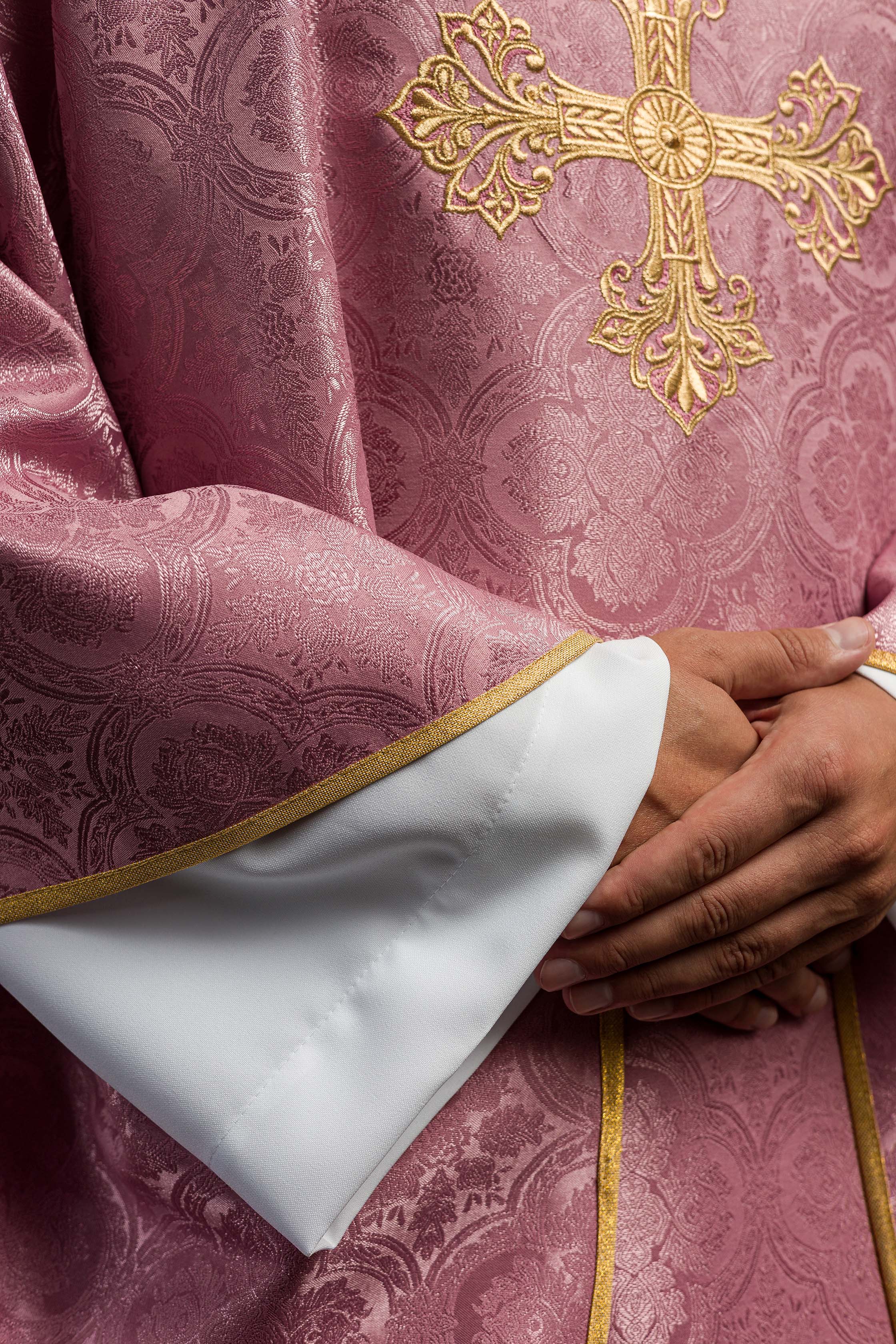 Chasuble rose avec une croix en tissu à motifs