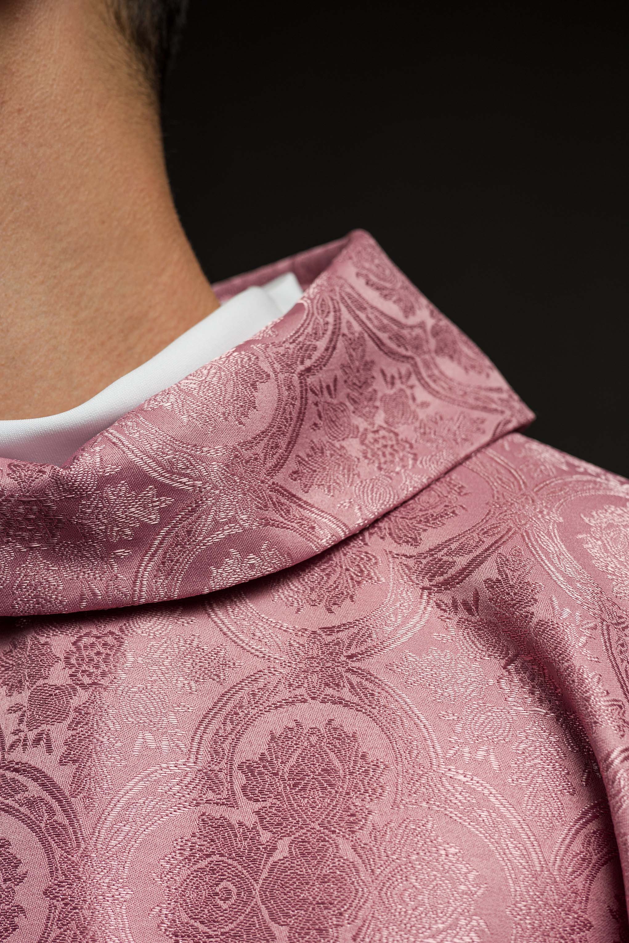 Chasuble rose avec une croix en tissu à motifs