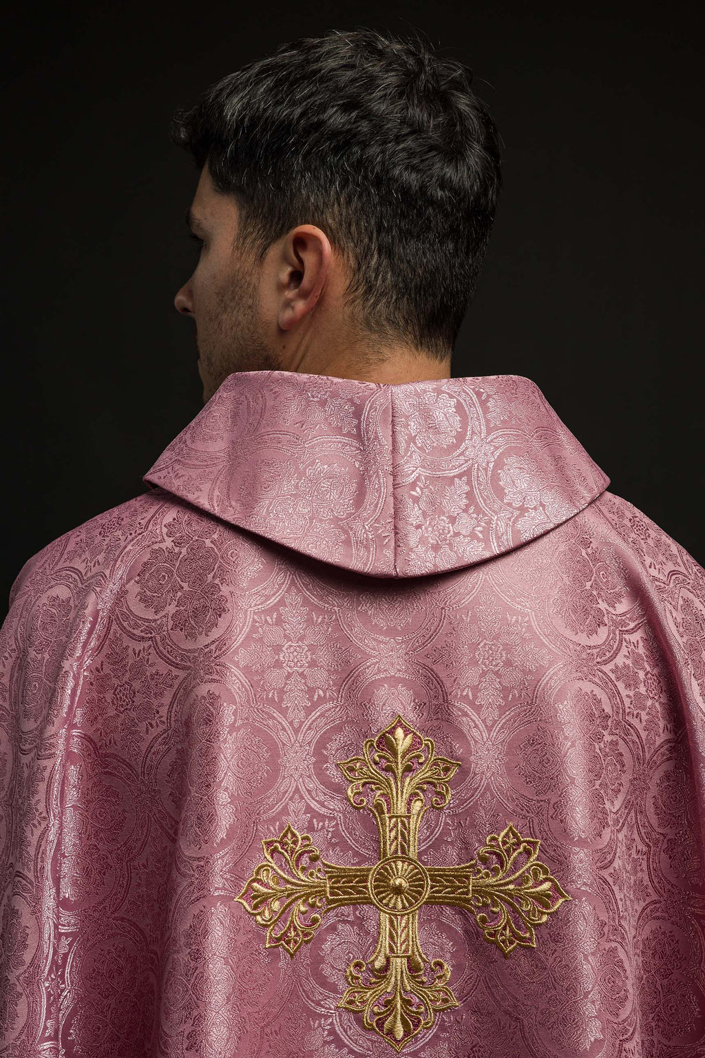 Chasuble rose avec une croix en tissu à motifs