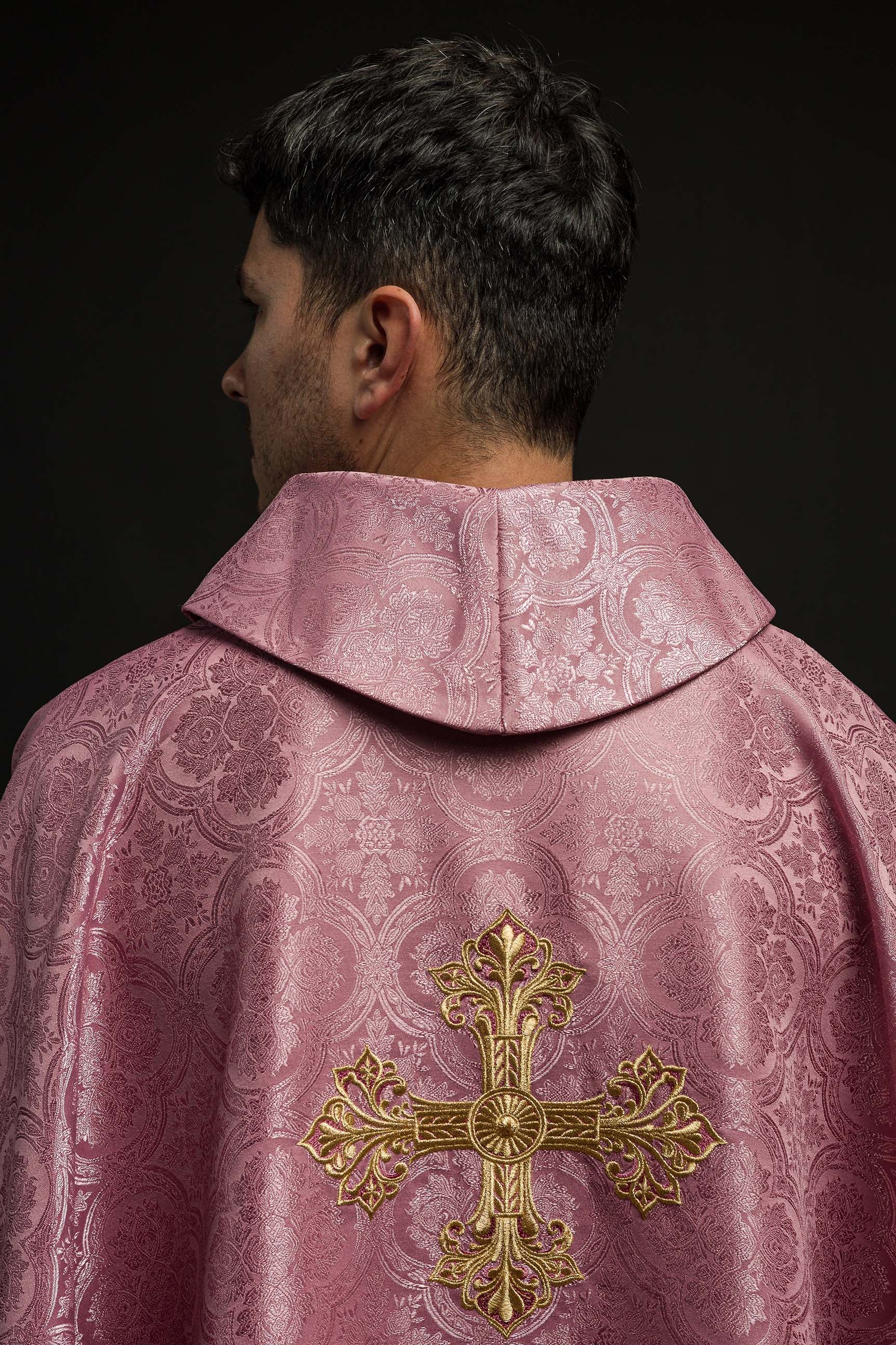 Chasuble rose avec une croix en tissu à motifs