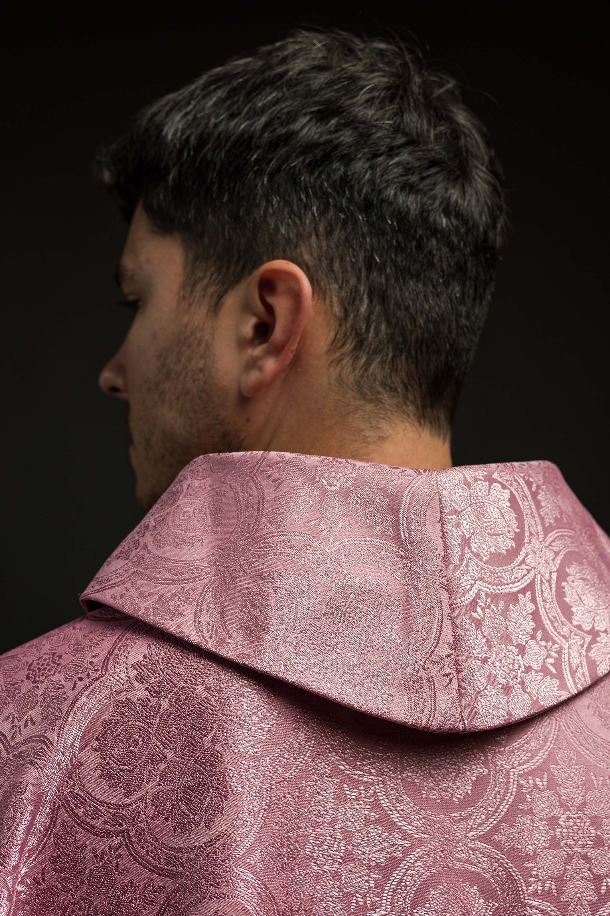 Chasuble rose avec une croix en tissu à motifs