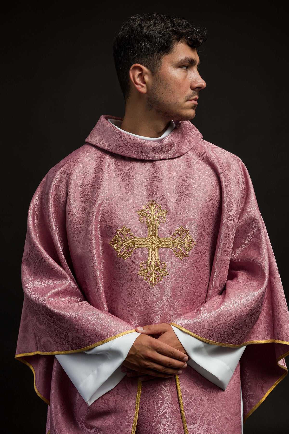 Chasuble rose avec une croix en tissu à motifs